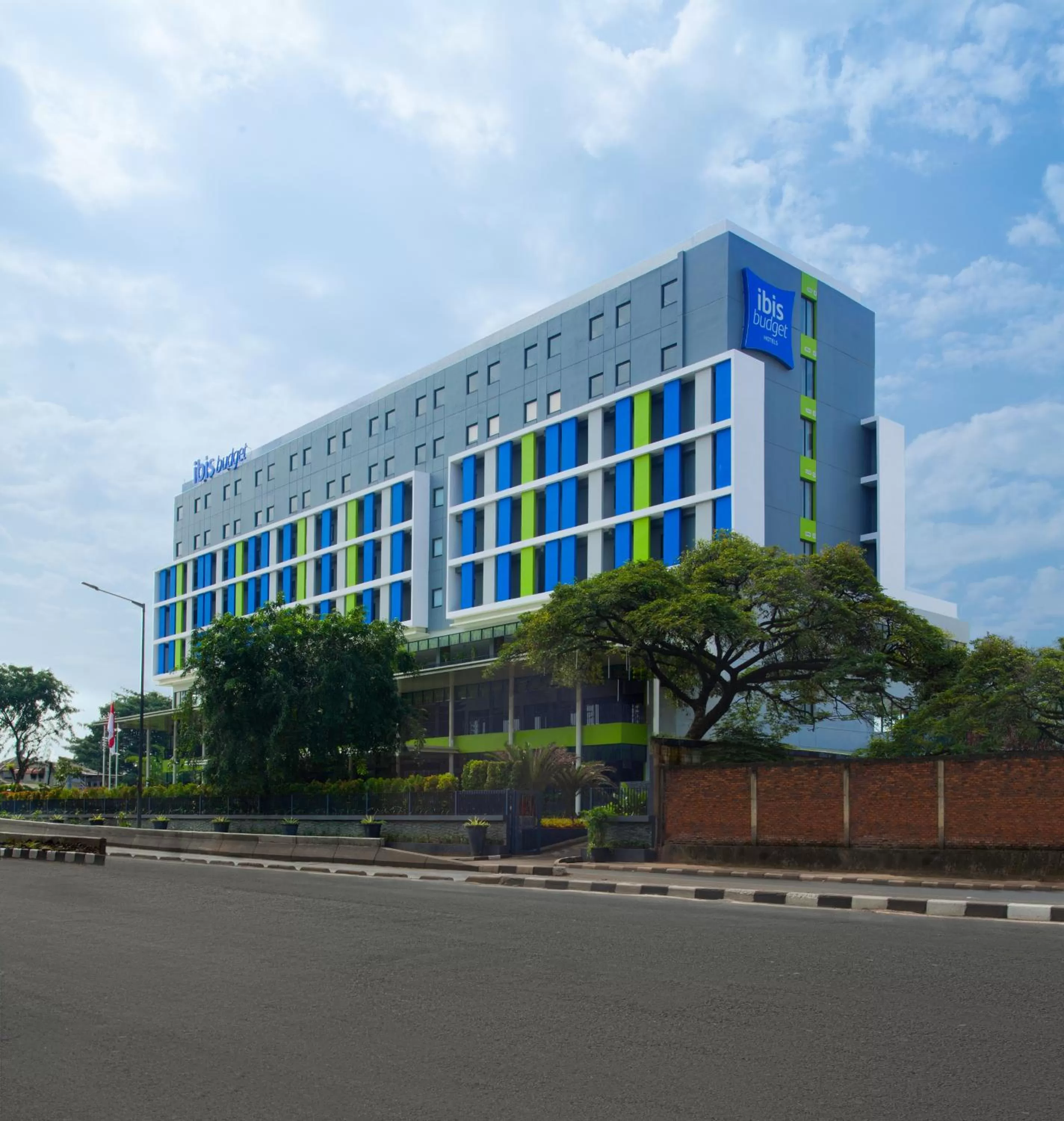 Facade/entrance in Ibis Budget Jakarta Daan Mogot