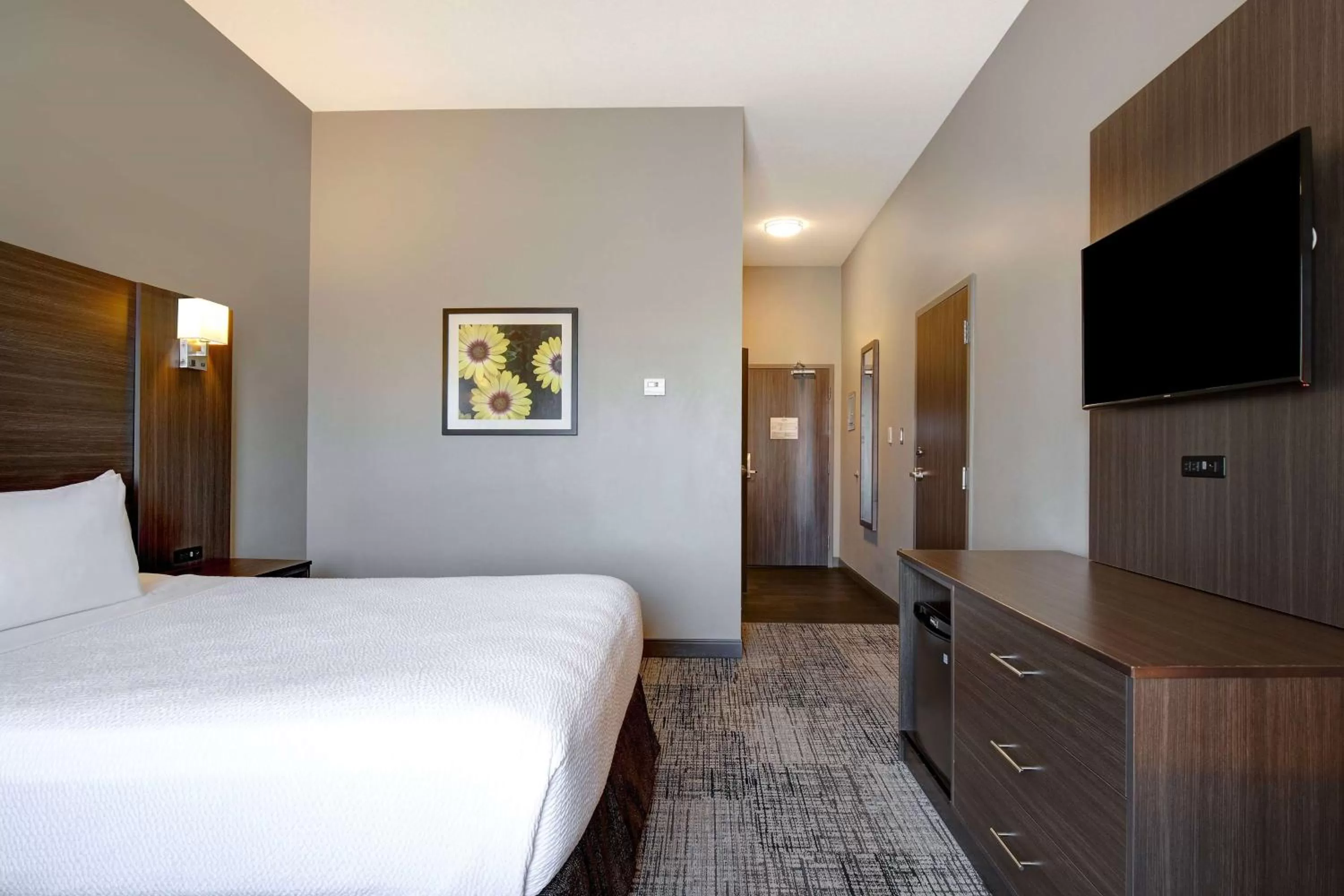 Photo of the whole room, Bed in Days Inn & Suites by Wyndham Warman
