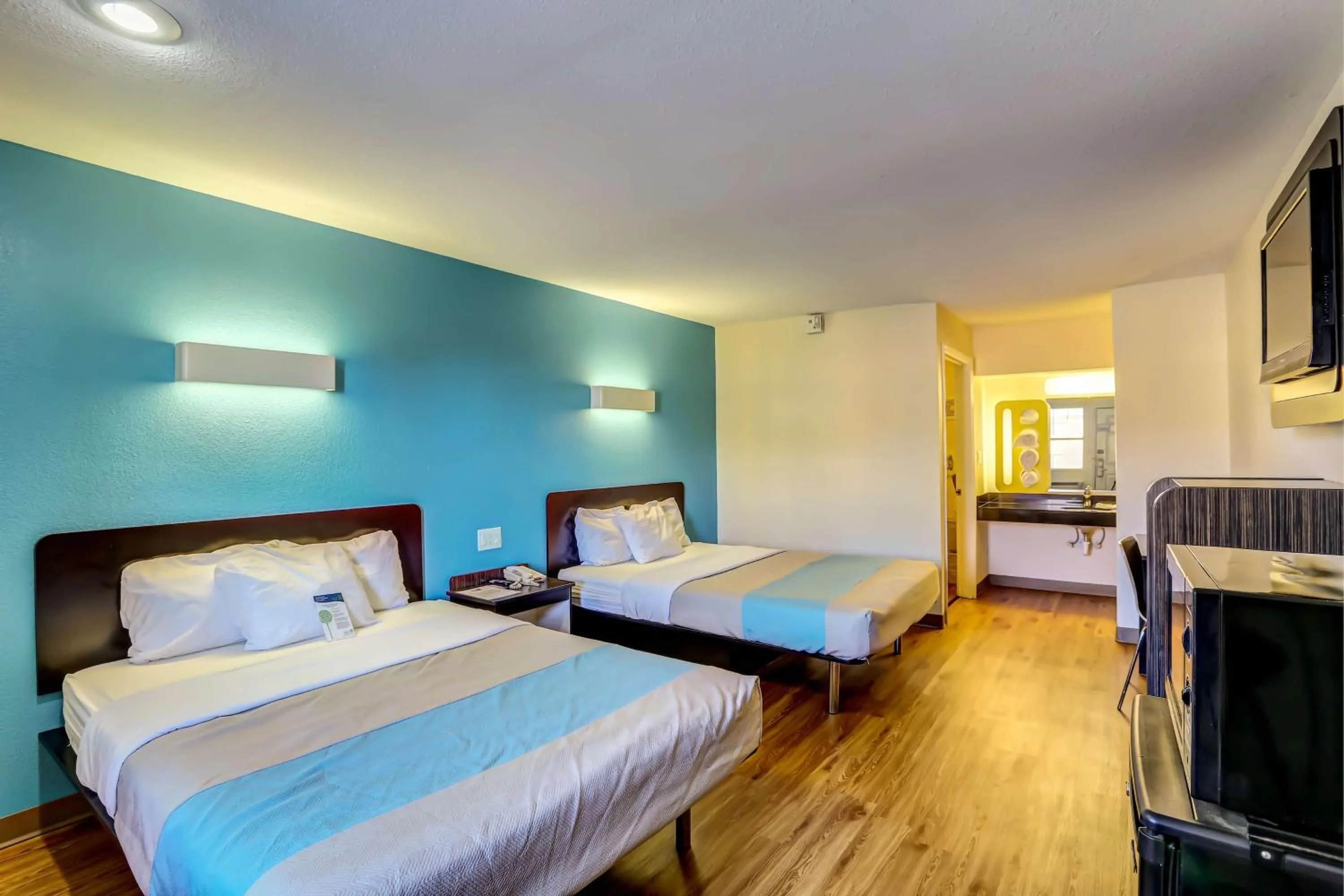 Photo of the whole room, Bed in Motel 6-Dickson, TN