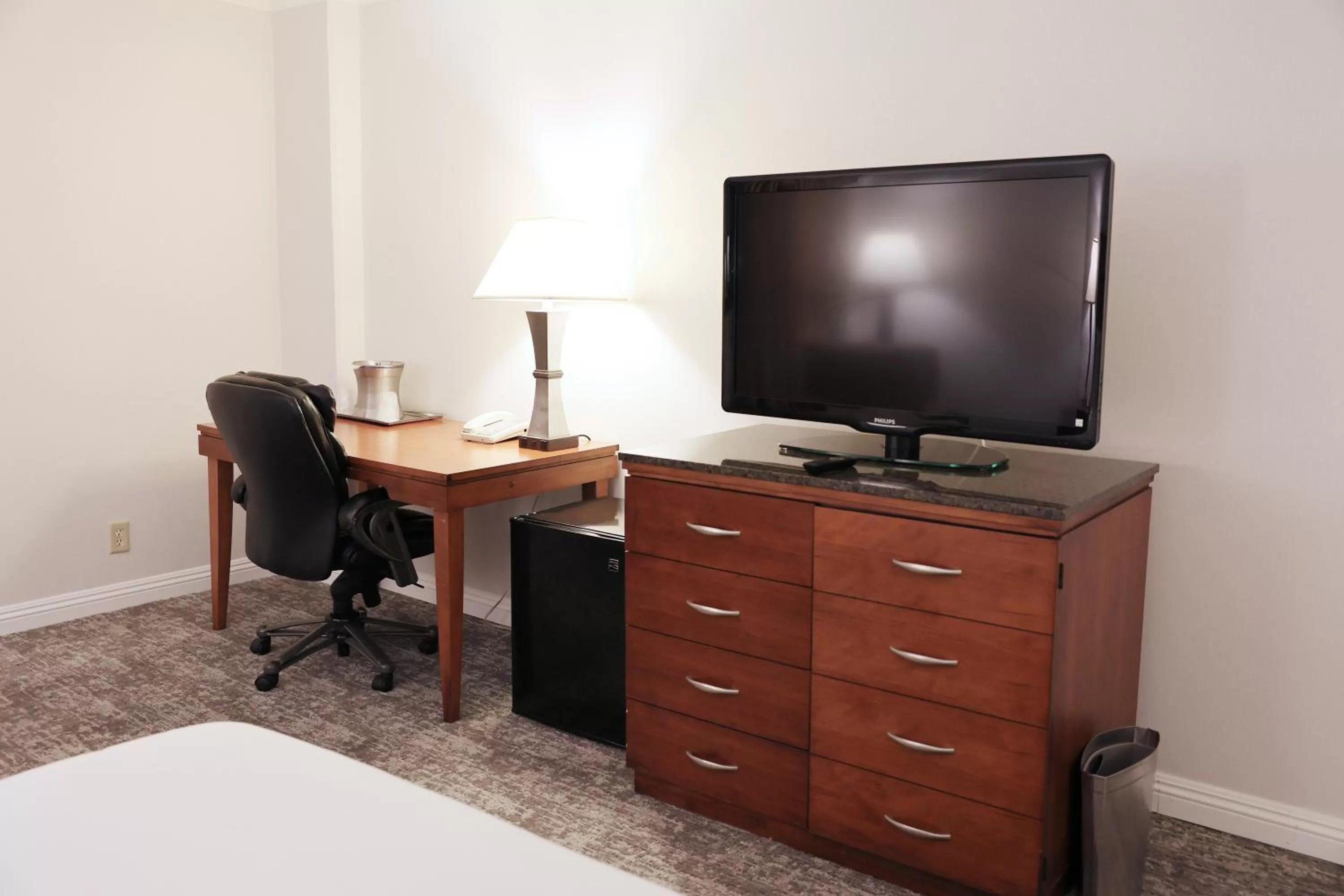 hair dresser in Ontario Airport Hotel & Conference Center