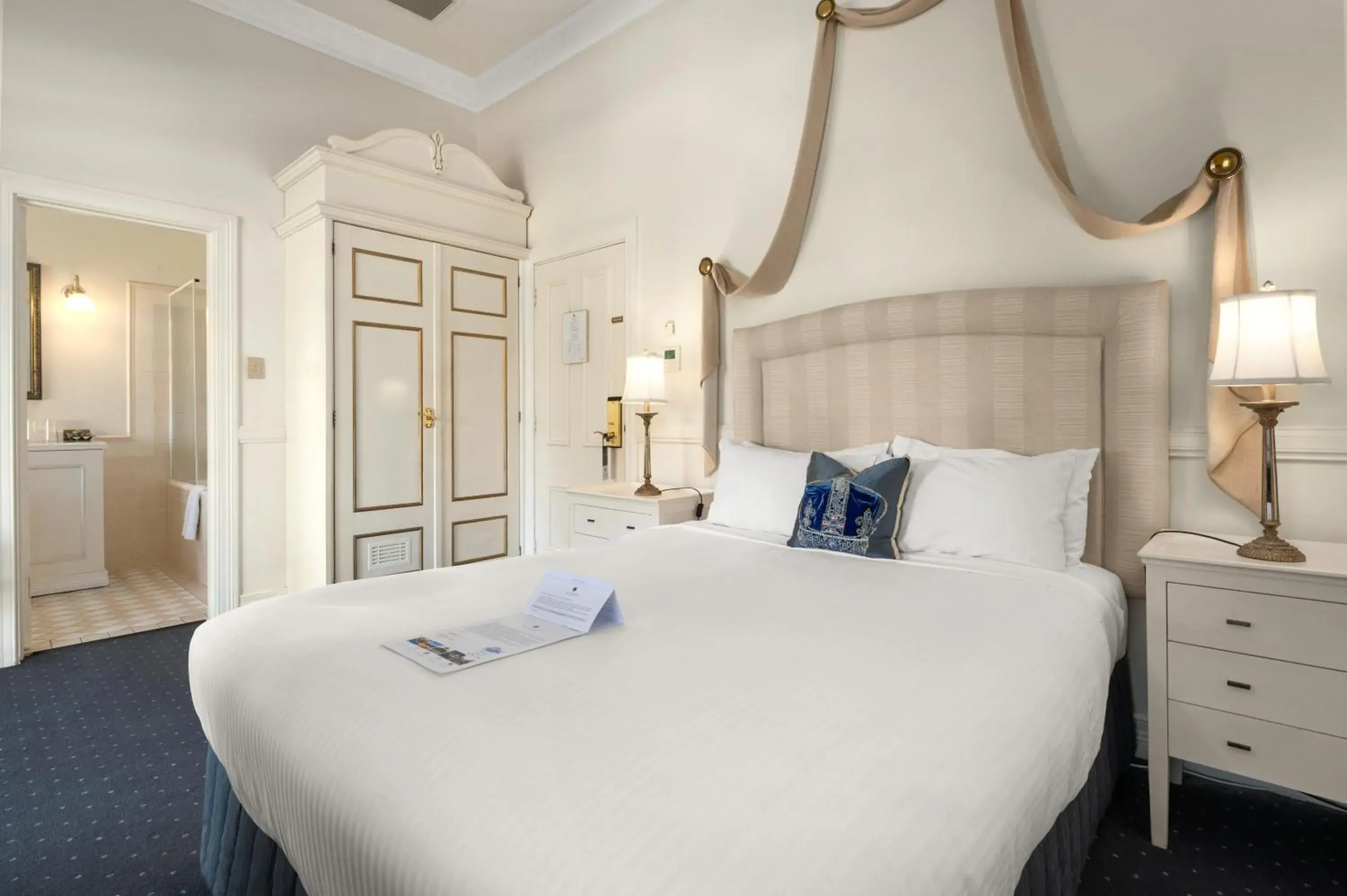 Deluxe Queen Room in The Convent Hunter Valley Deluxe Queen Room in The Convent Hunter Valley