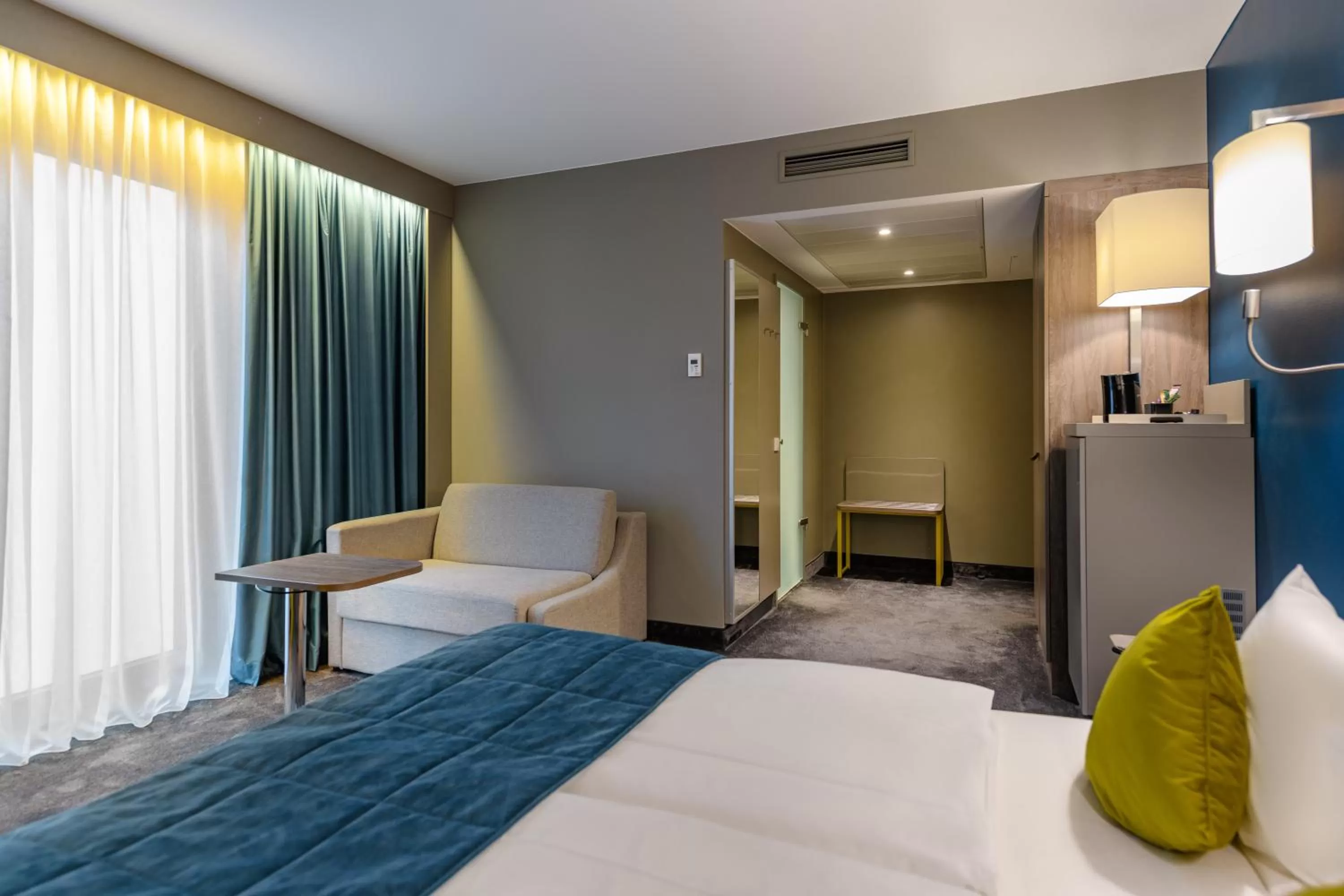 Photo of the whole room, Bed in MERCURE Hotel Berlin Wittenbergplatz