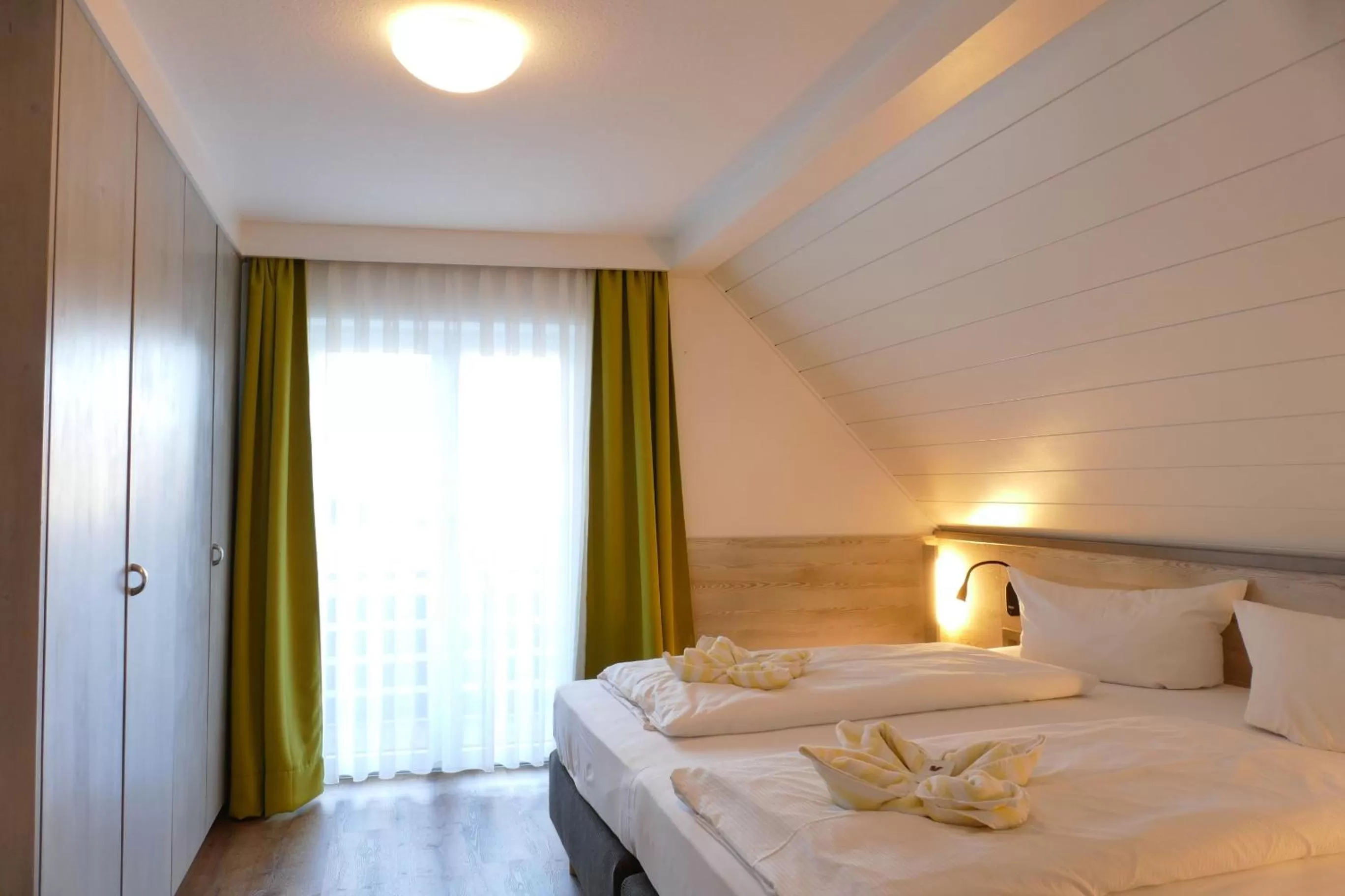 Photo of the whole room, Bed in Altstadthotel "Zum Hechten"