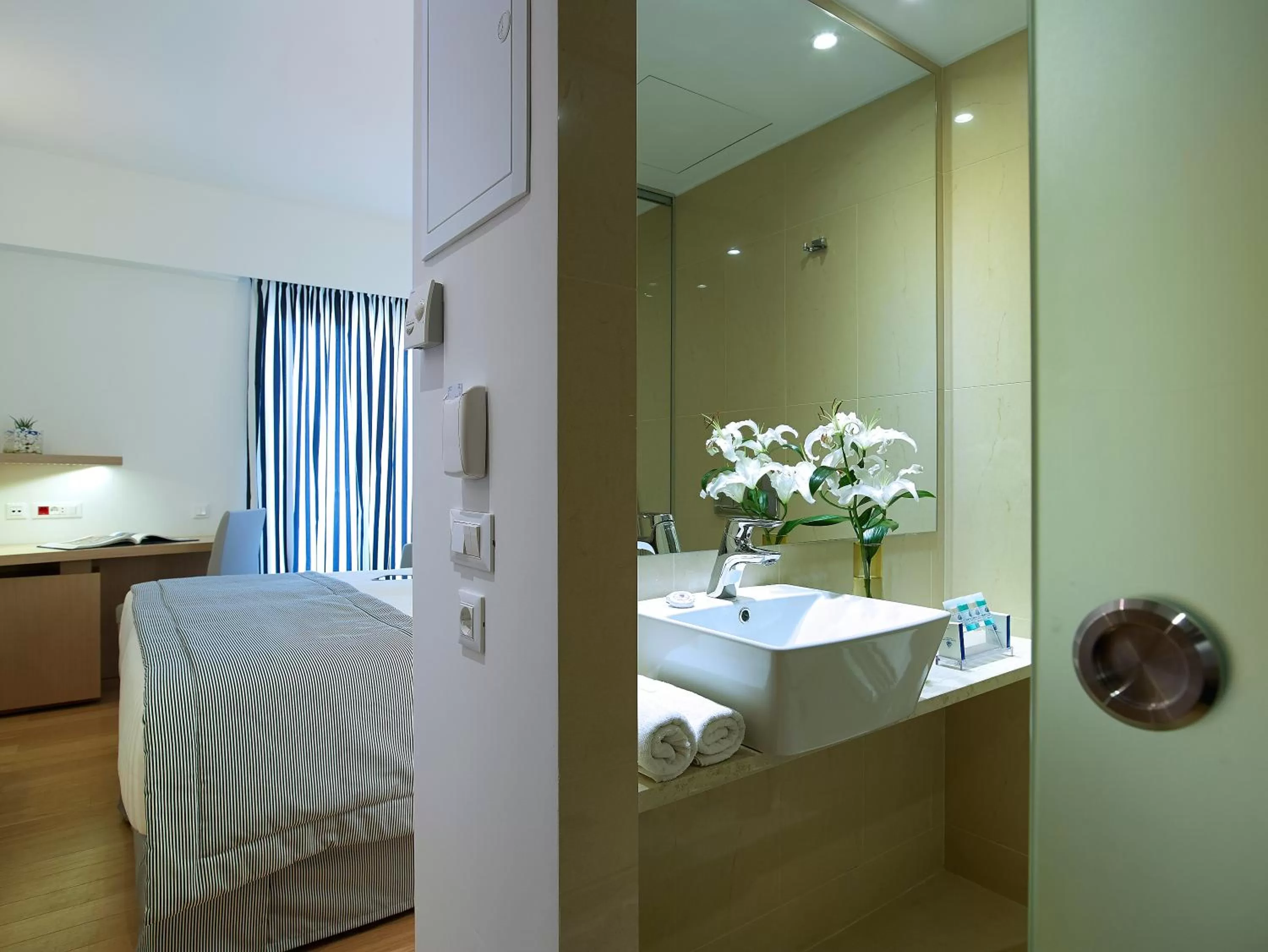 Bathroom, Bed in Porto Veneziano Hotel