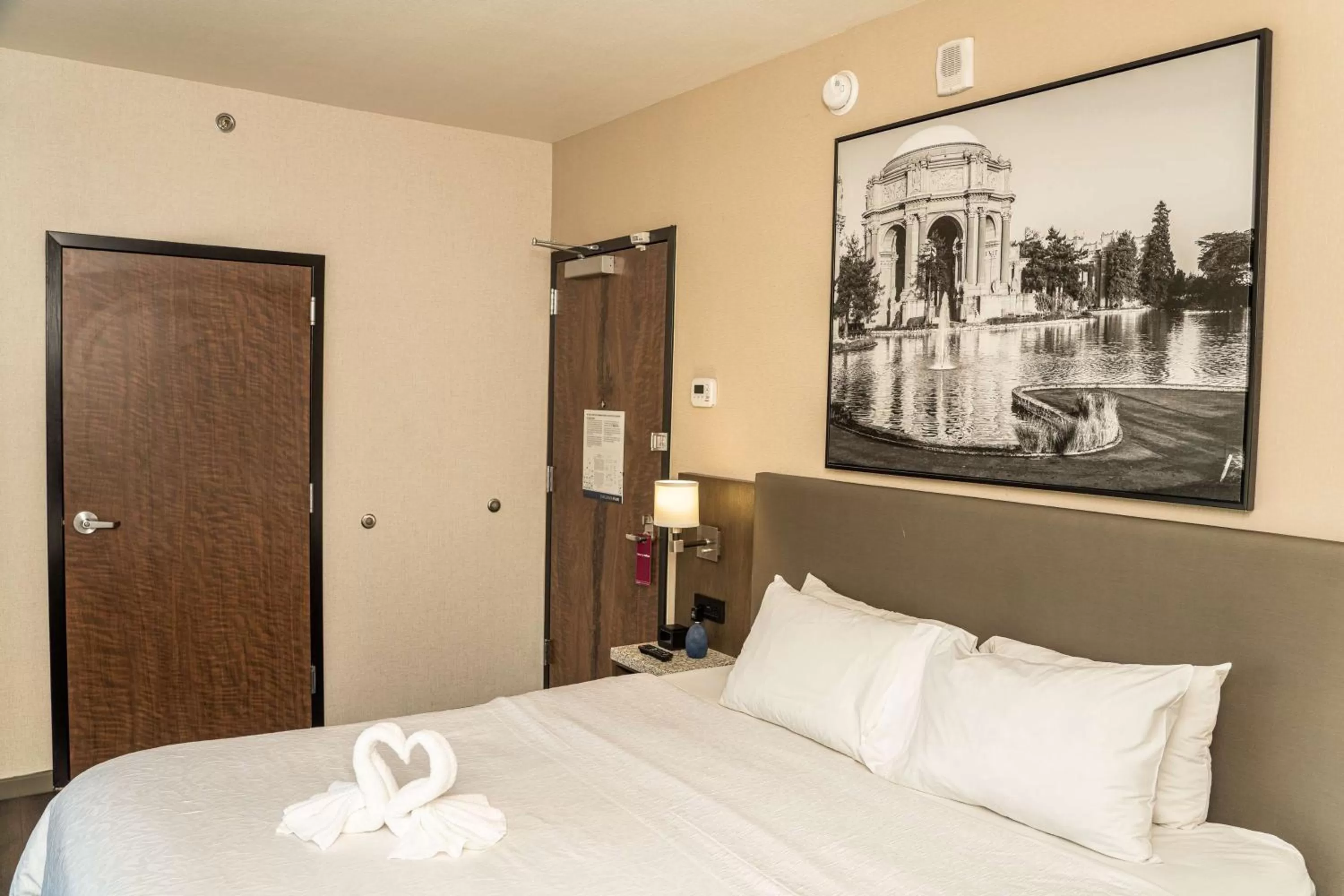 Photo of the whole room, Bed in Hampton Inn San Francisco Downtown/Convention Center