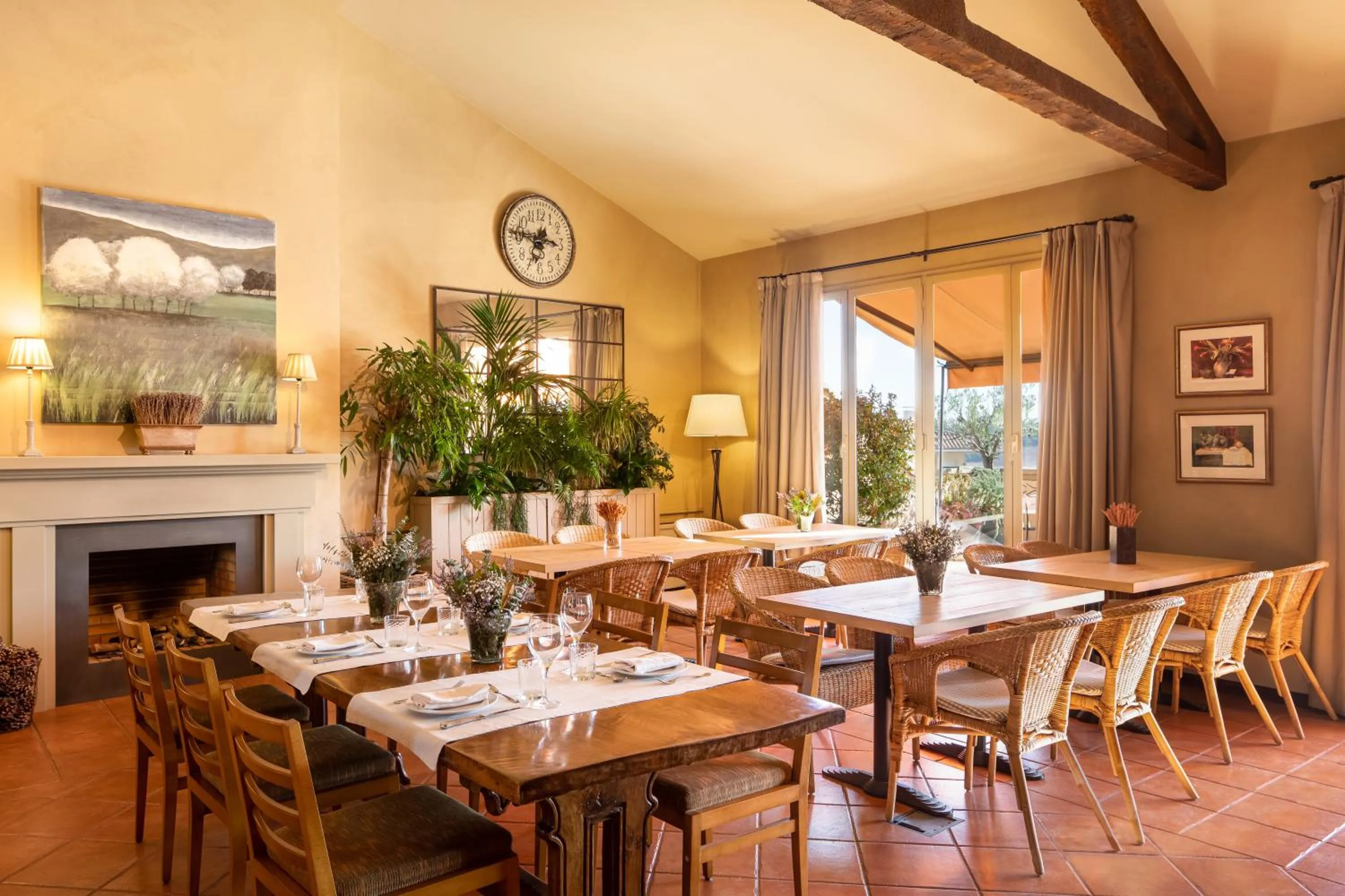 Restaurant/places to eat in Bremon Boutique Hotel by Duquessa Hotel Collection