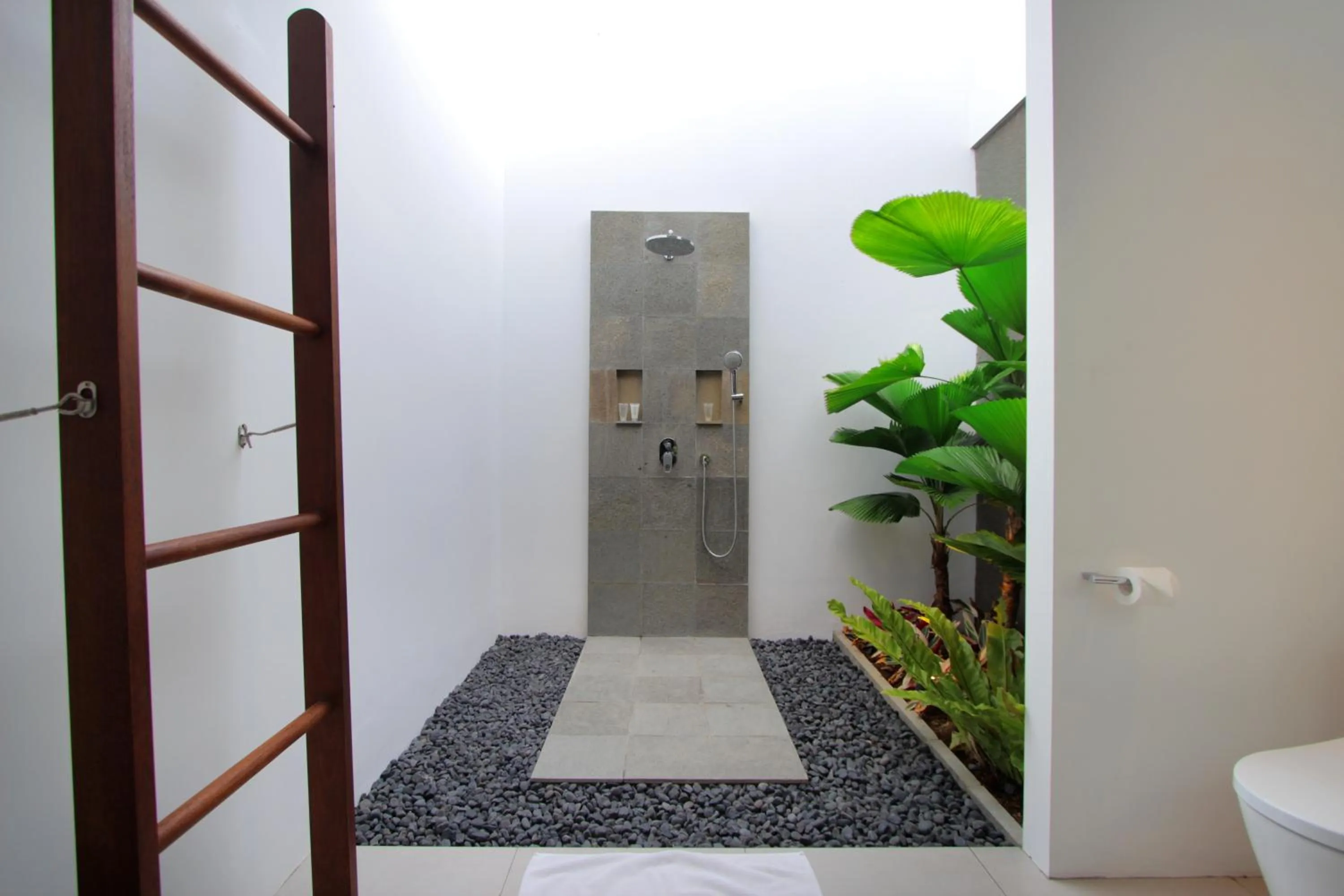 Shower in Abia Villa Legian