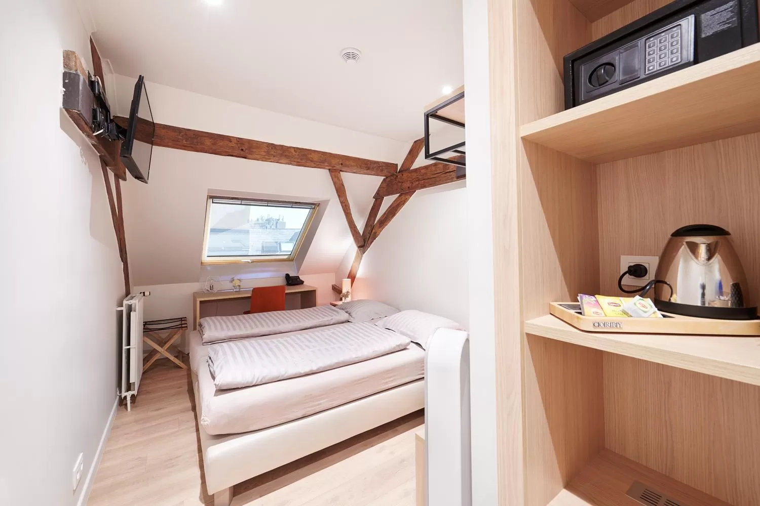 Coffee/tea facilities, Bed in Hotel Royal Astrid