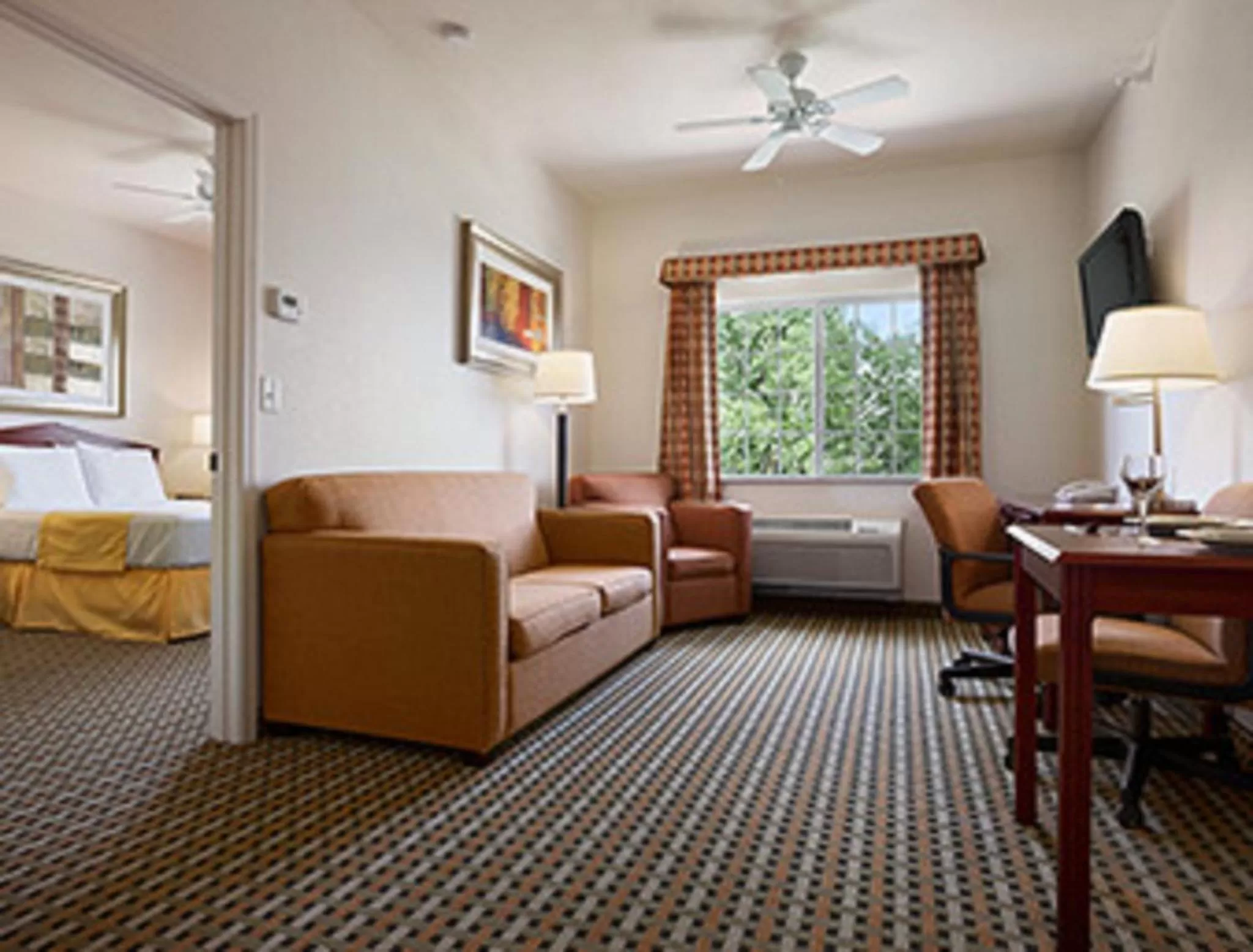 Living room, Bed in Days Inn & Suites by Wyndham Columbus NE