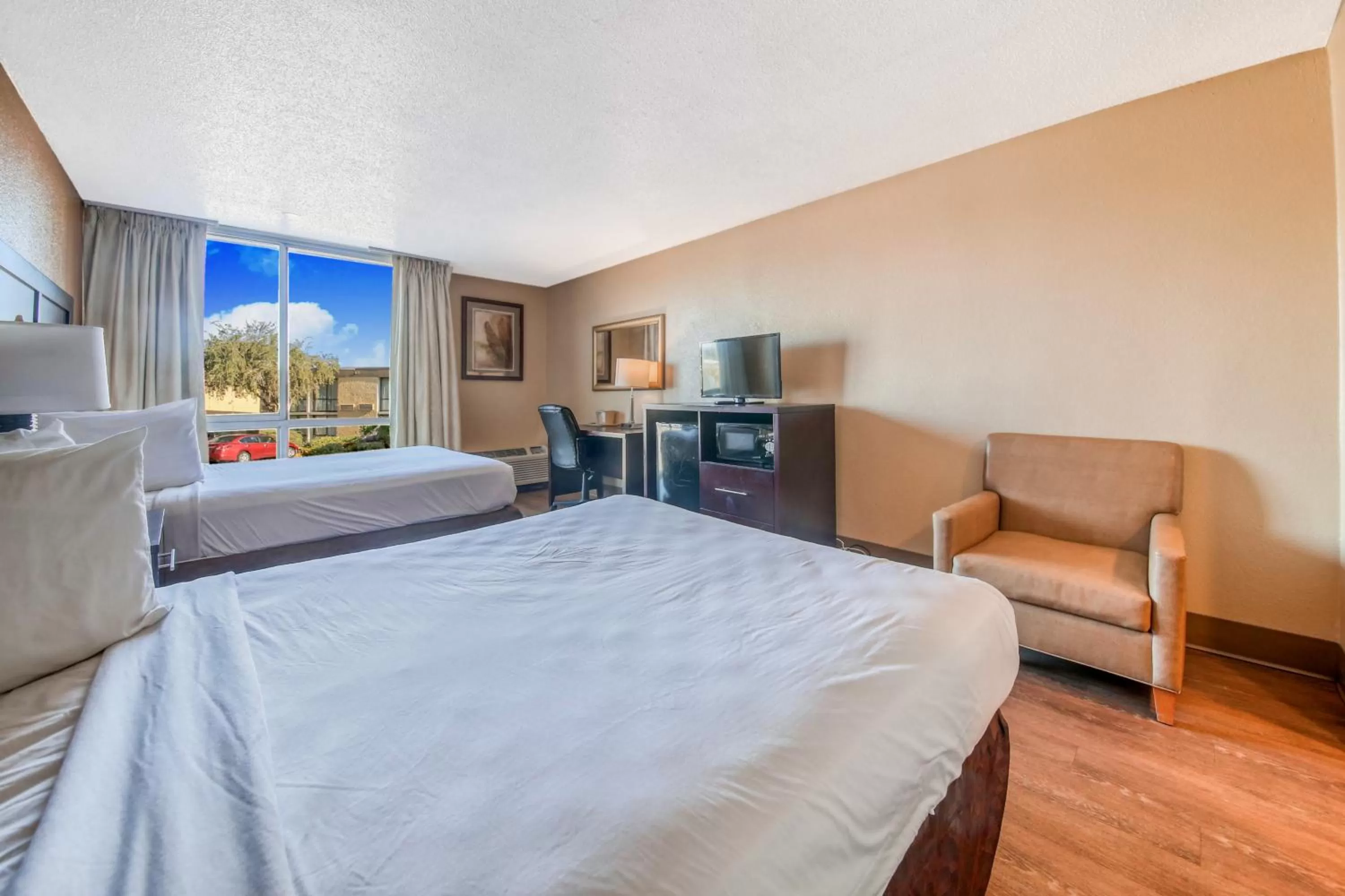 Photo of the whole room in Floridian Express International Drive