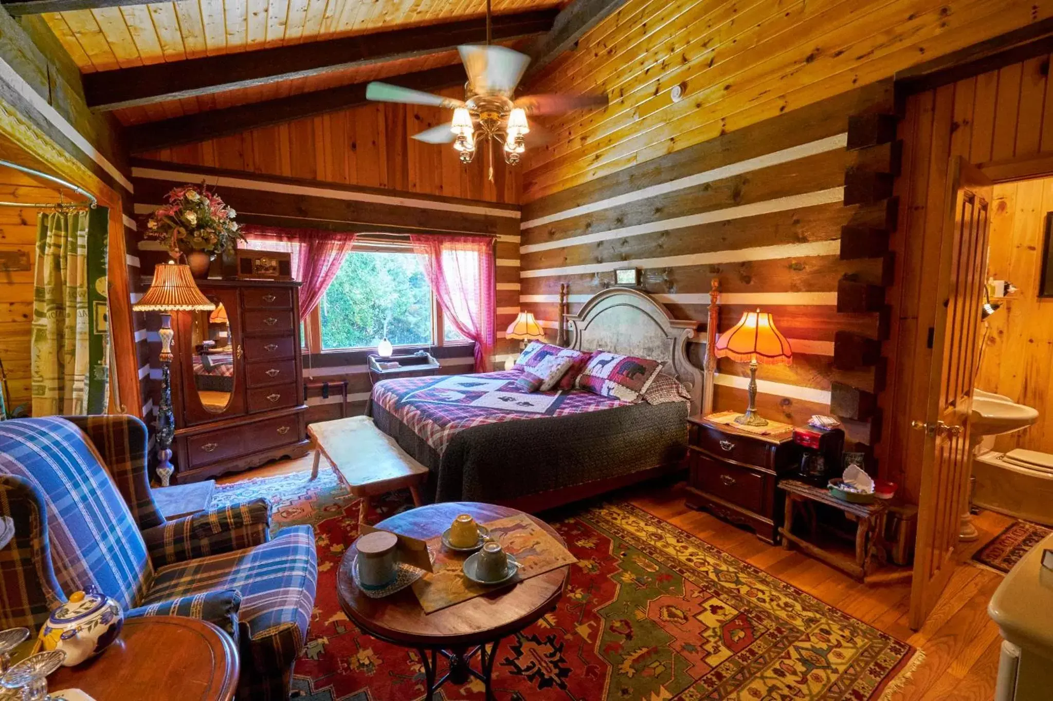 King Room with Balcony in Creekwalk Inn Bed and Breakfast with Cabins King Room with Balcony in Creekwalk Inn Bed and Breakfast with Cabins