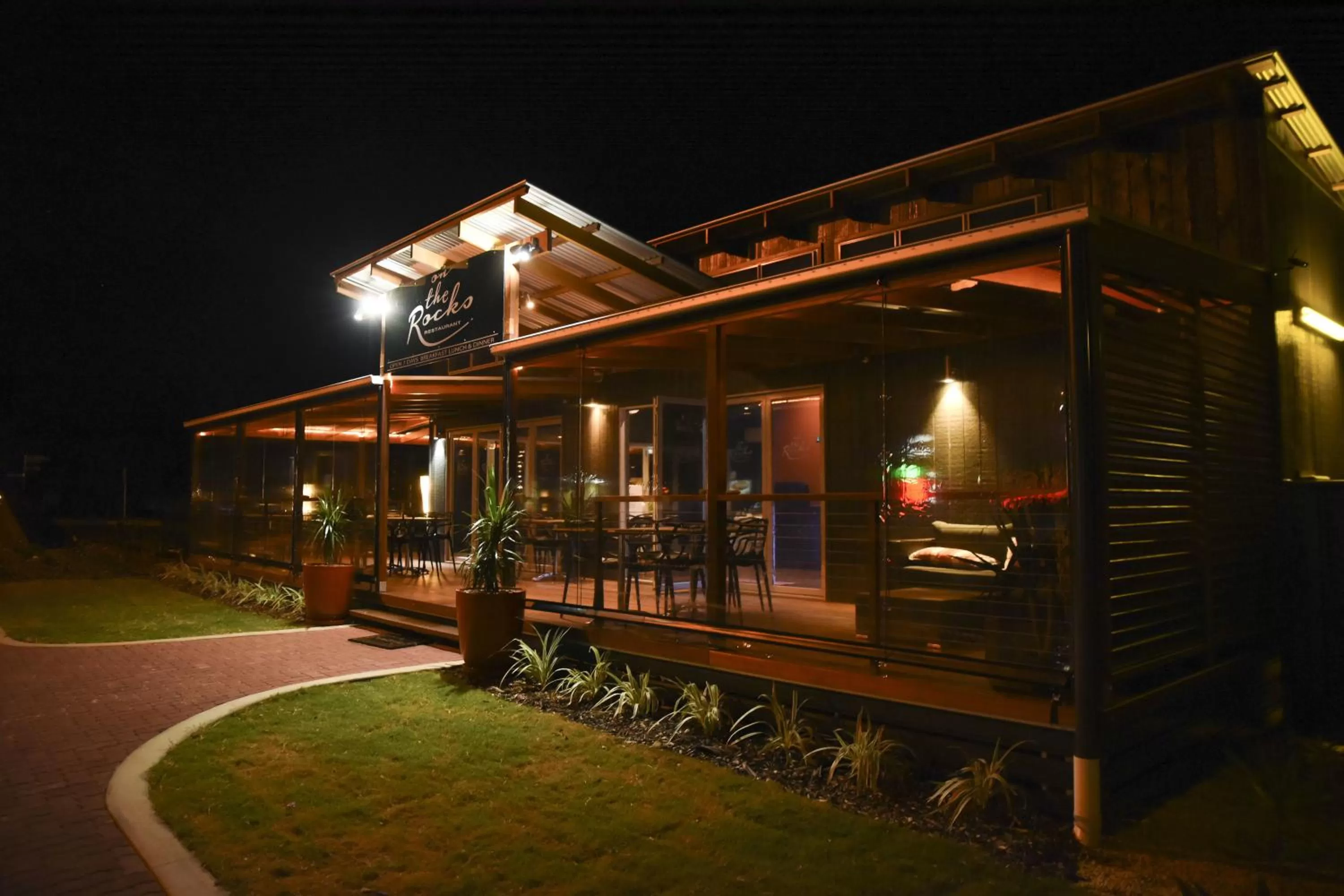 Restaurant/places to eat in The Rocks Motel