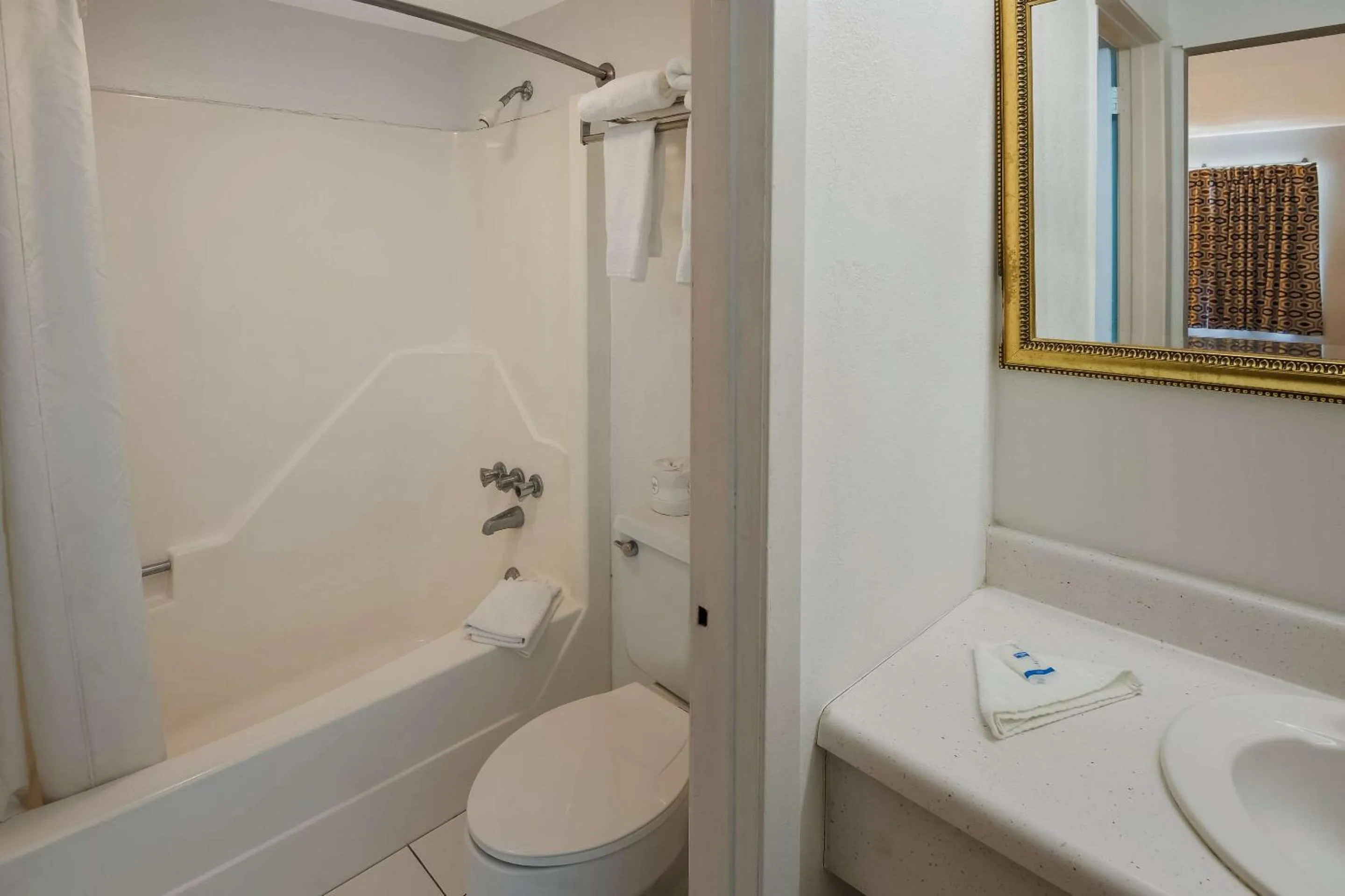 Bedroom in Rodeway Inn Brazil