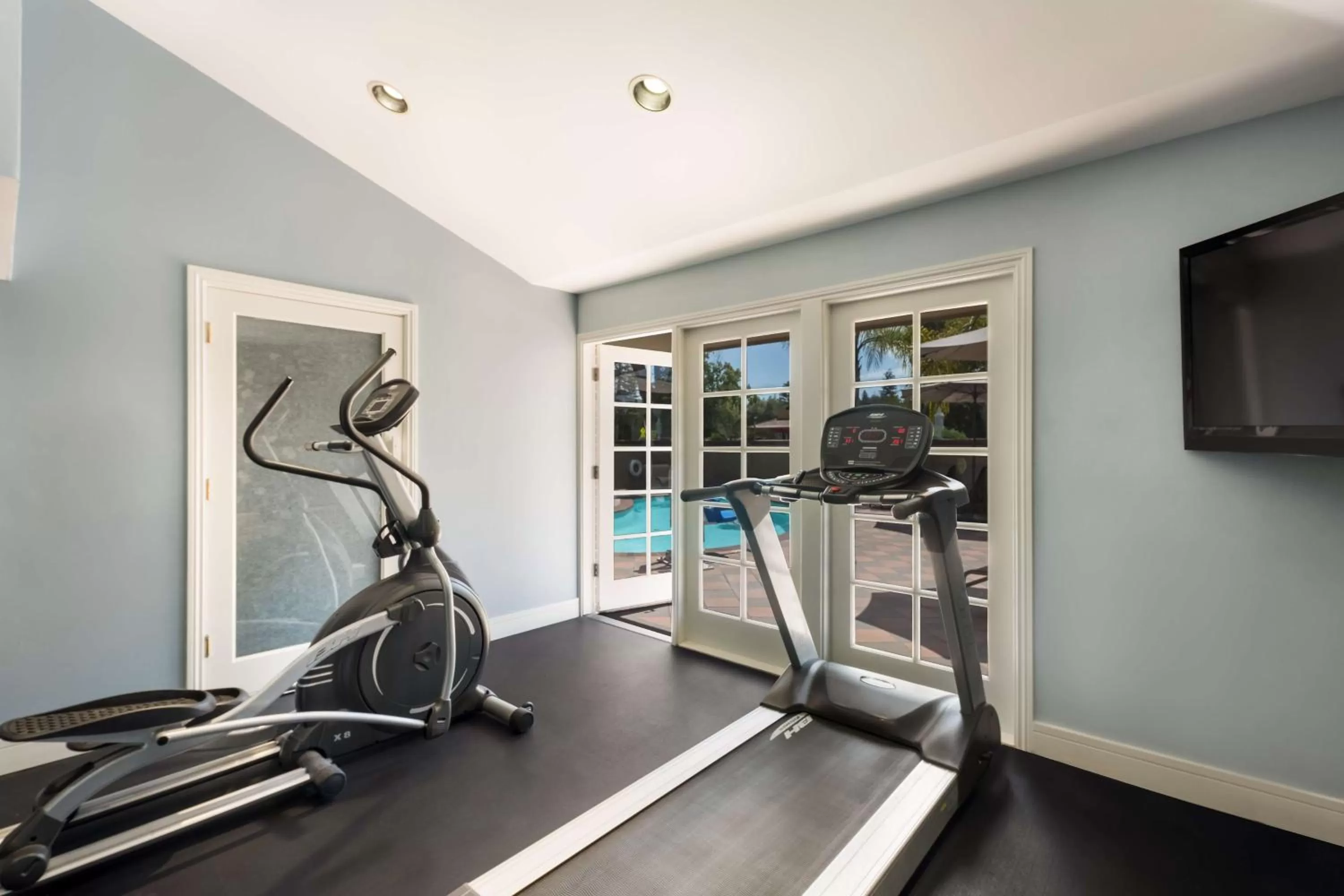 Spa and wellness centre/facilities in SureStay Plus Hotel by Best Western Mountain View