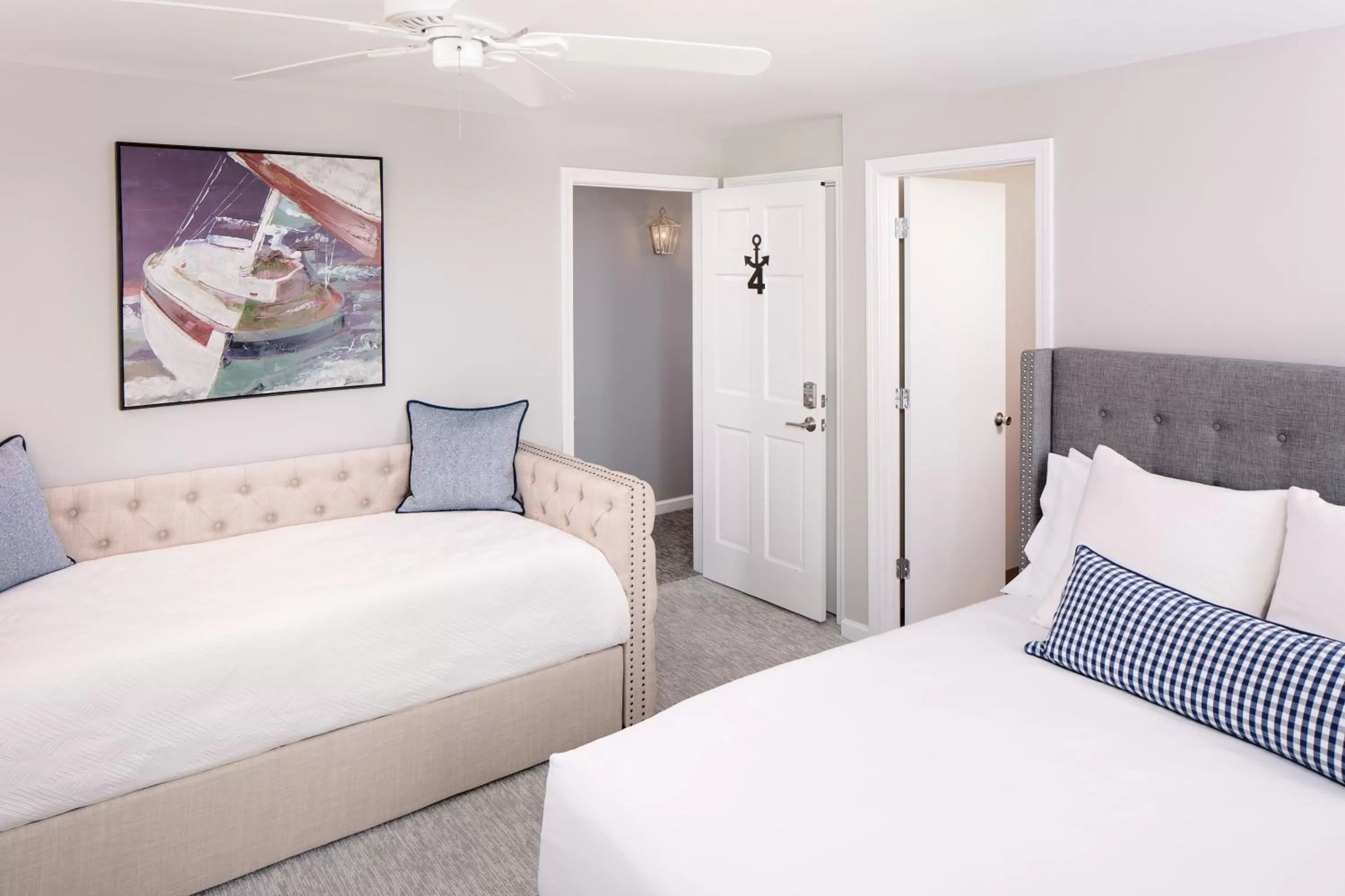 Bed in Inn at Harbor Hill Marina