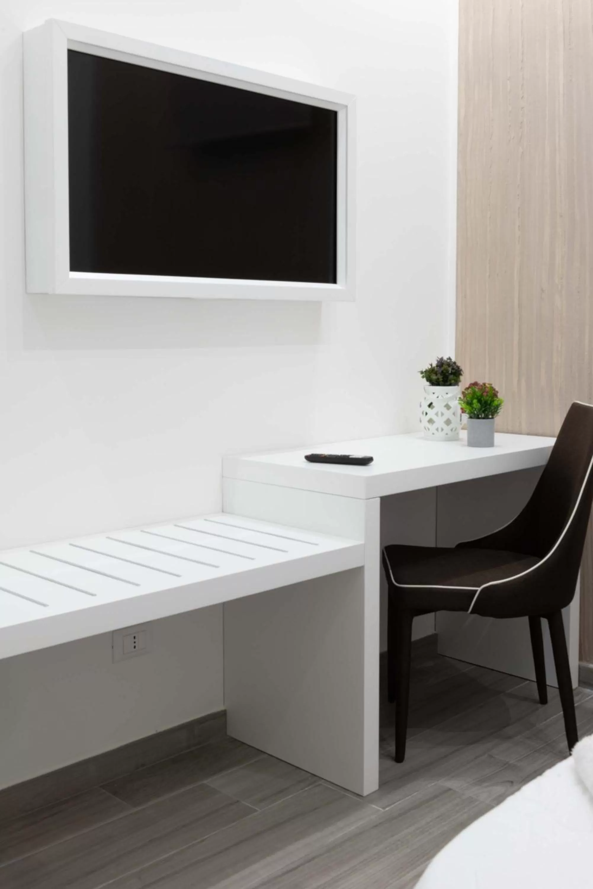 TV and multimedia, TV/Entertainment Center in Blanc Rooms