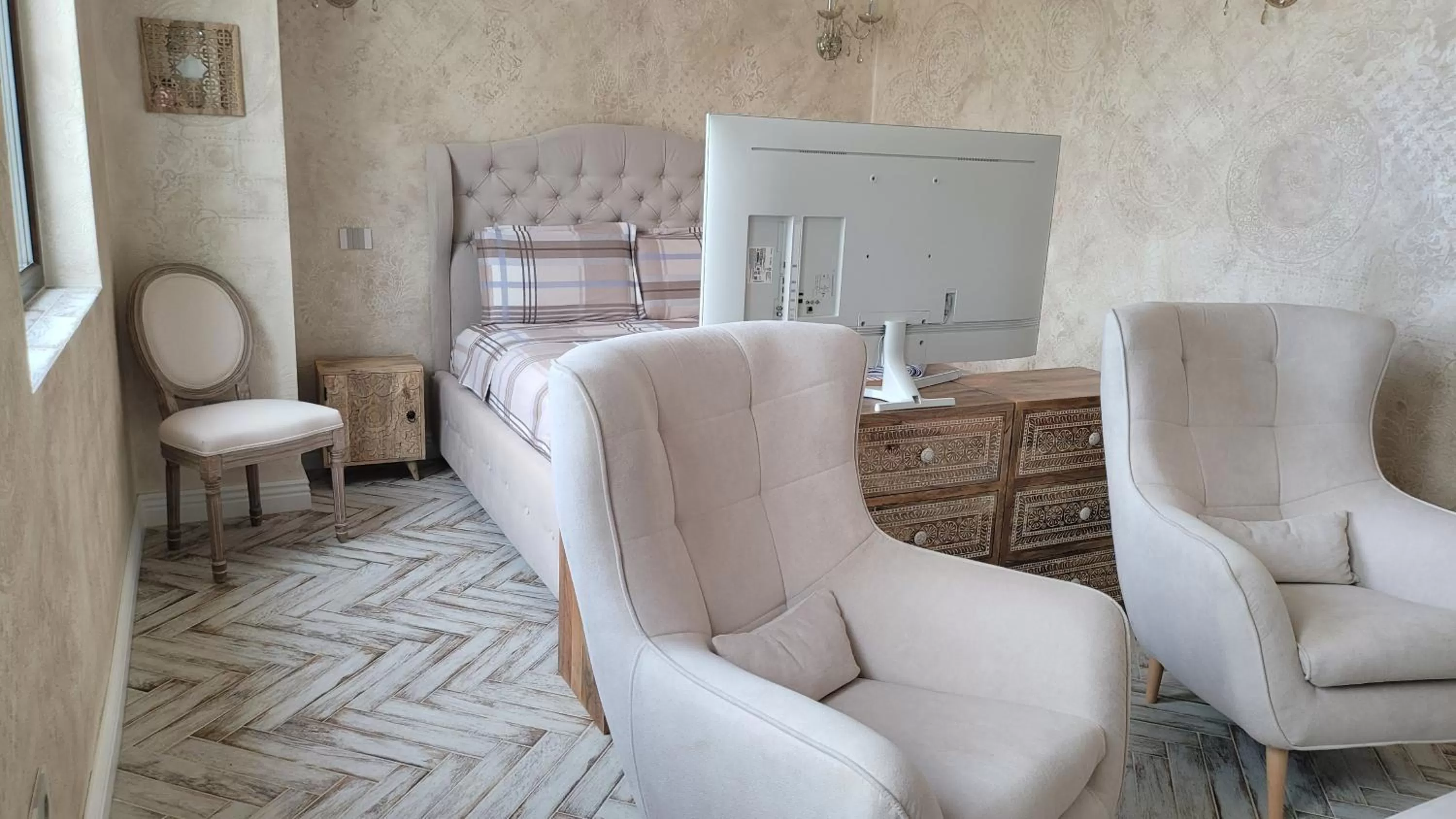 Seating area, Bed in Terrace Suites Iasi