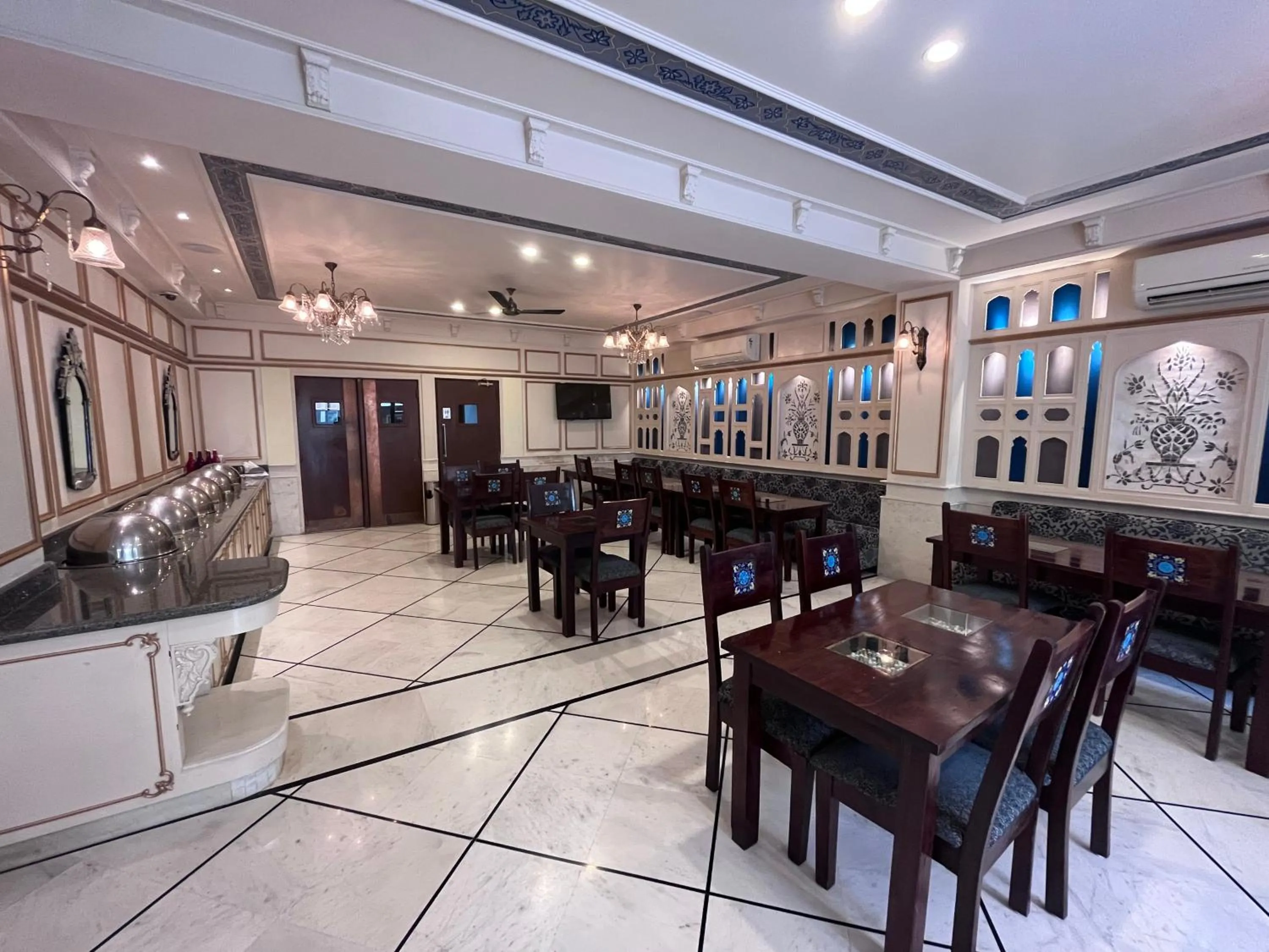 Restaurant/places to eat in Ratnawali – A Vegetarian Heritage Hotel