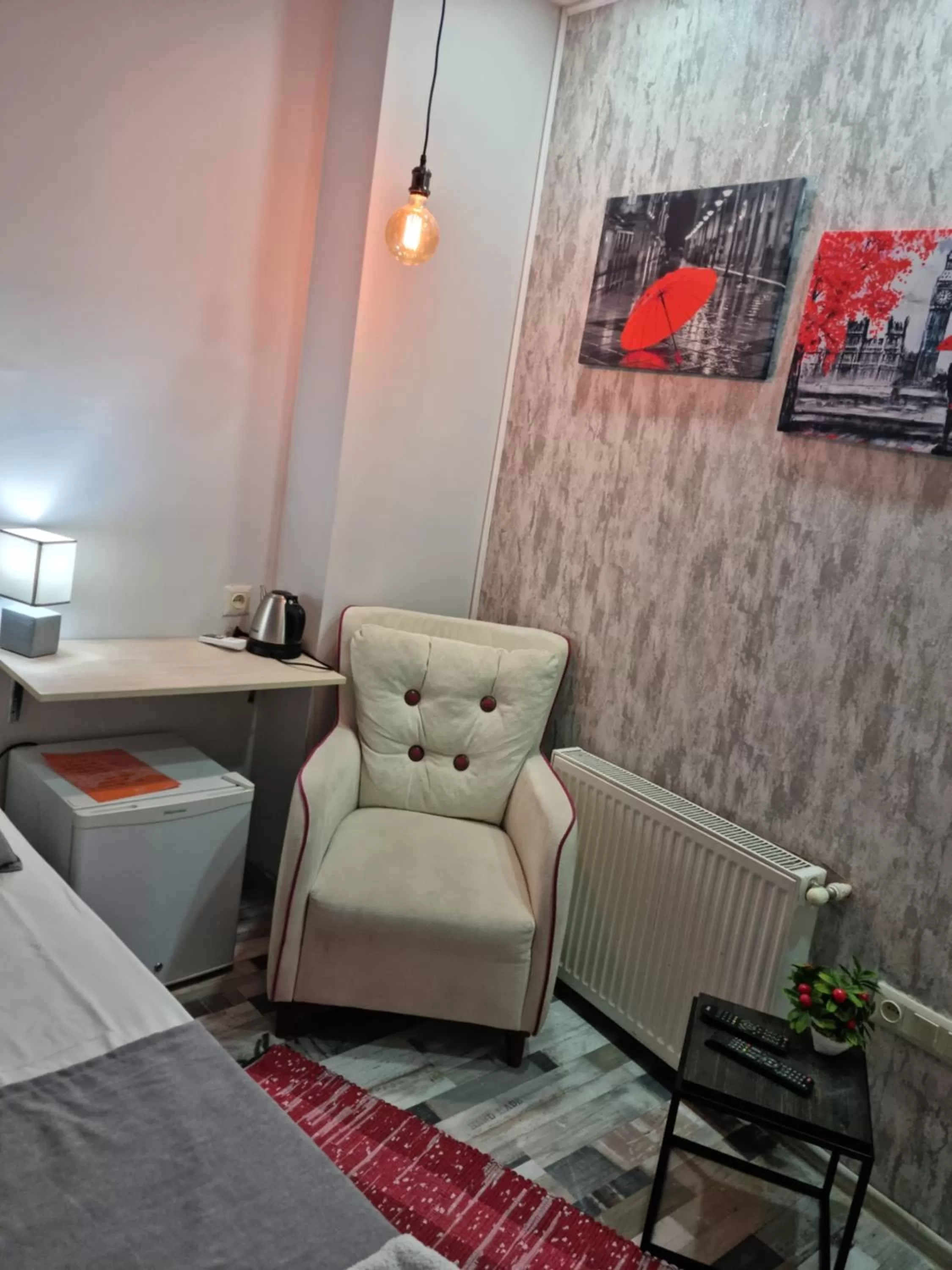 Seating Area in Shatell