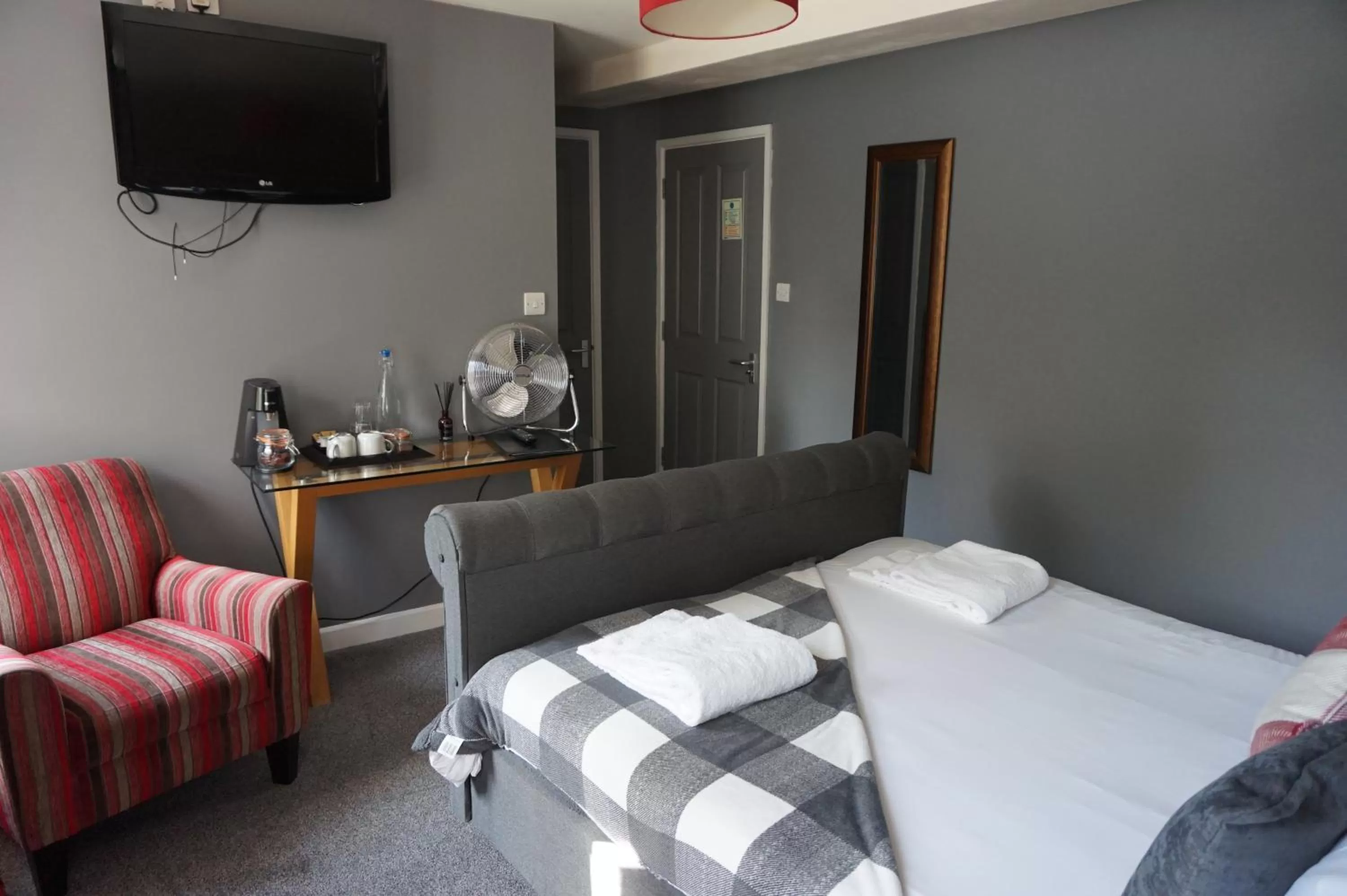 Bedroom, Bed in The Barge Inn