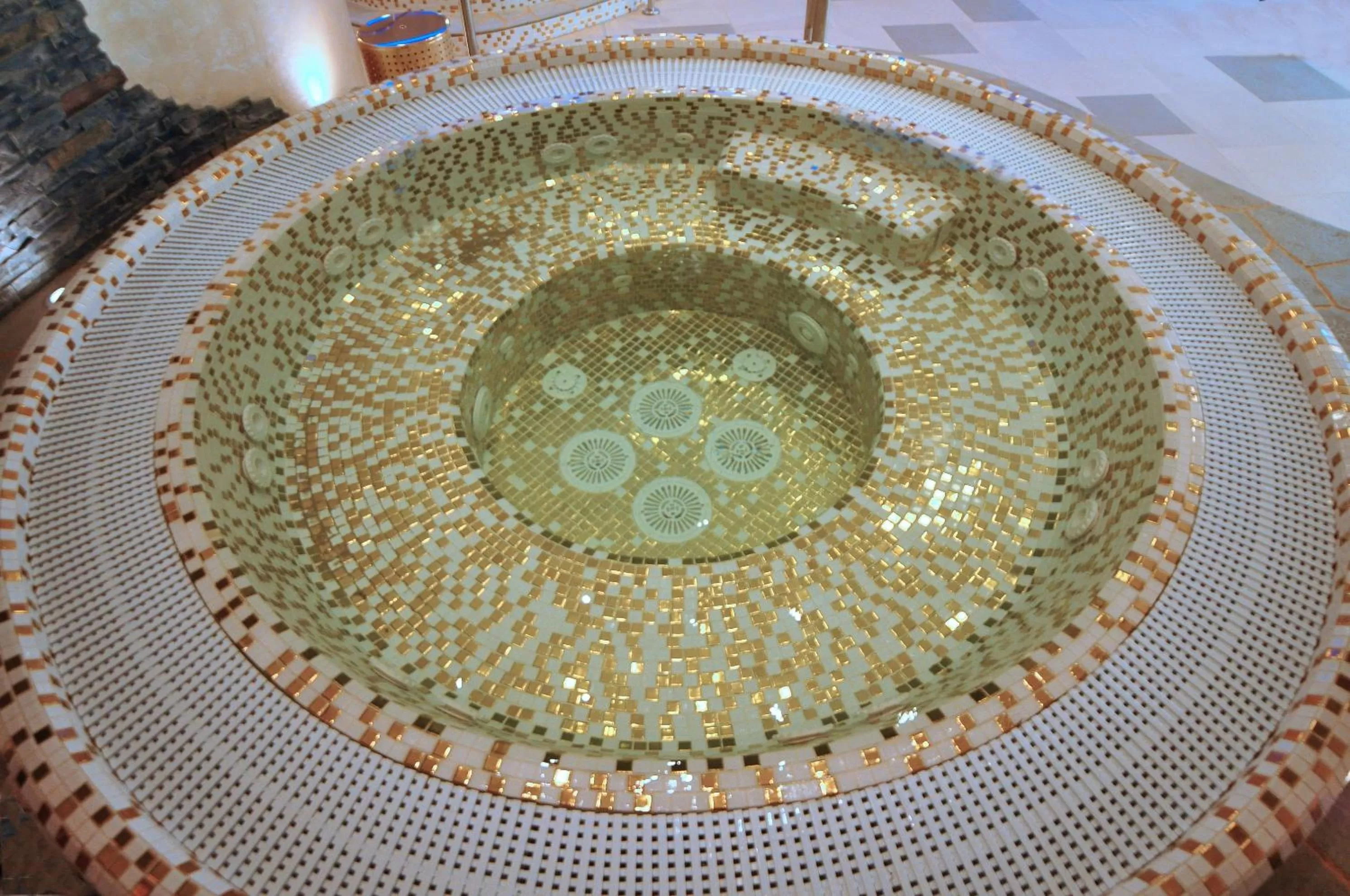 Hot Tub in Hotel Ambiente Wellness & Spa