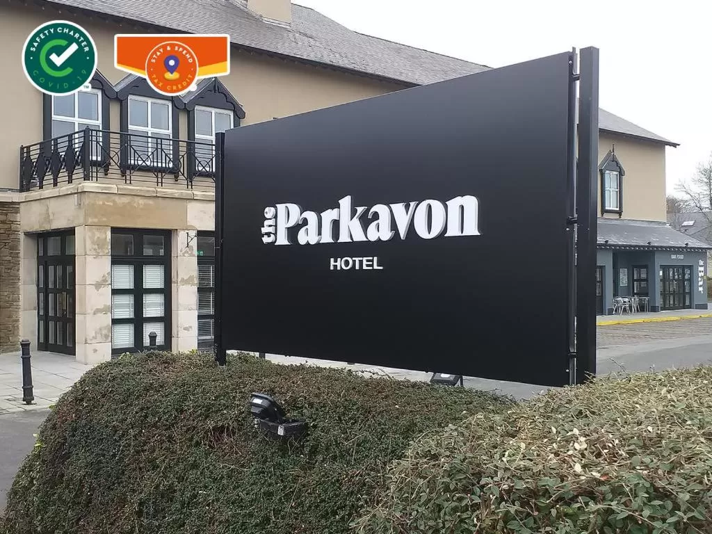 Facade/entrance in The Parkavon Hotel