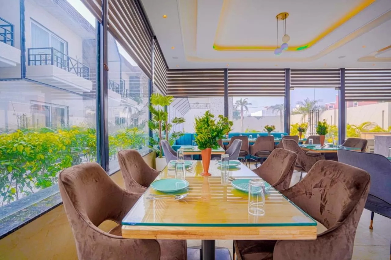 Seating area, Restaurant/Places to Eat in Greenwood Villa By Levelup