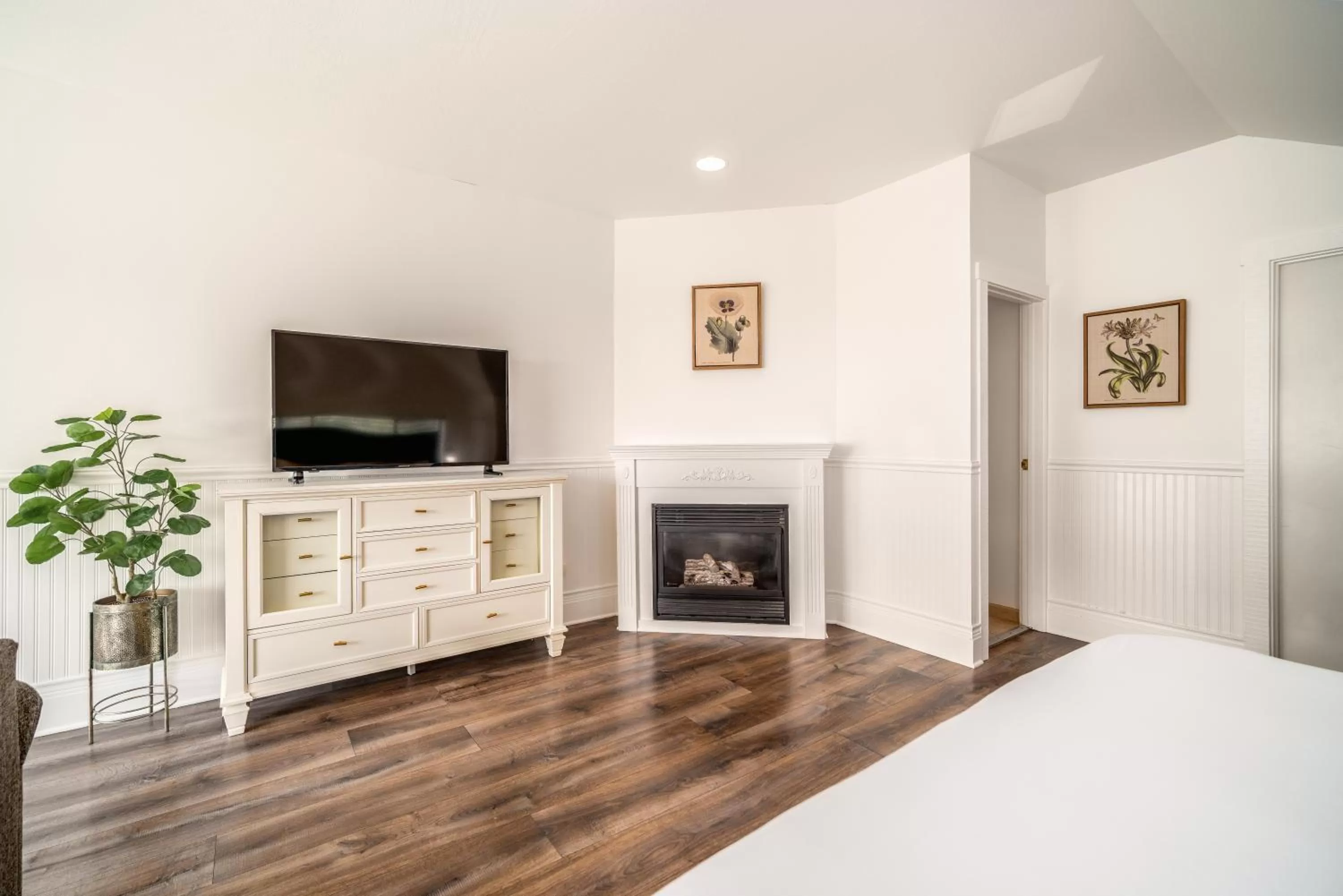 Bed in Agate Cove Inn