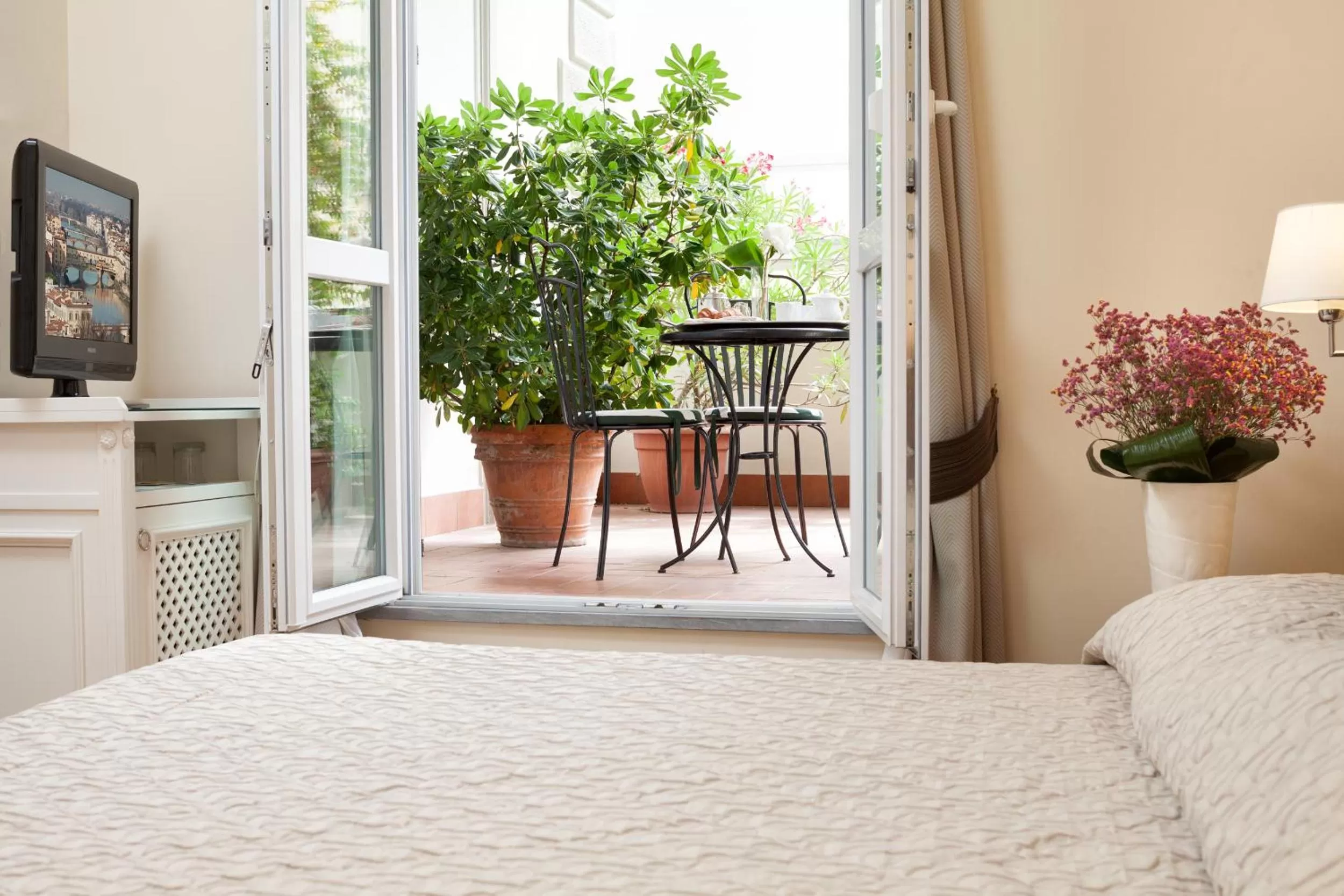 Balcony/Terrace, Bed in Hotel Executive
