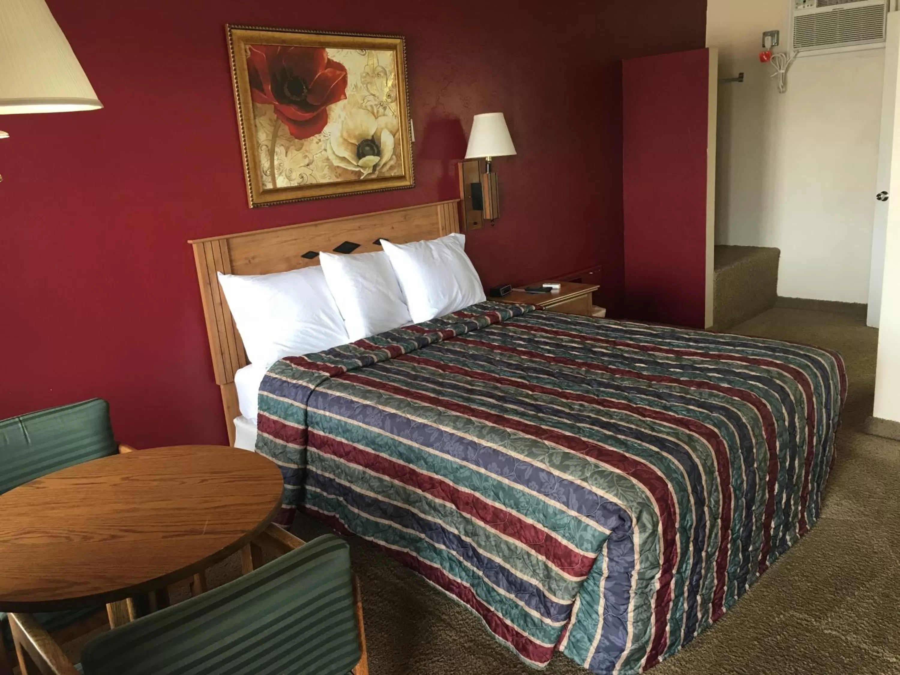 Queen Room No Pets in The Monticello Inn