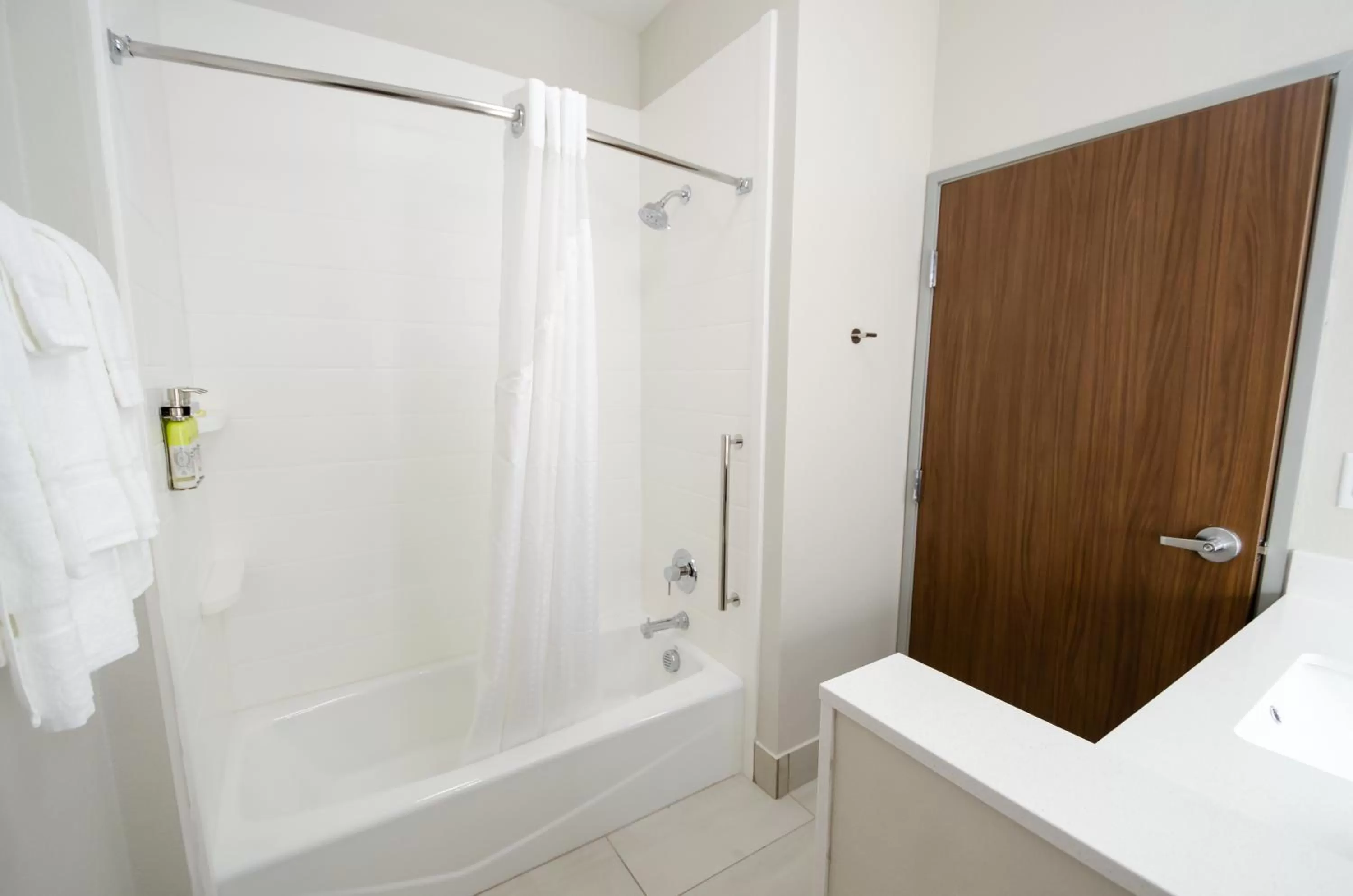 Bath in Holiday Inn Express & Suites Taylor by IHG
