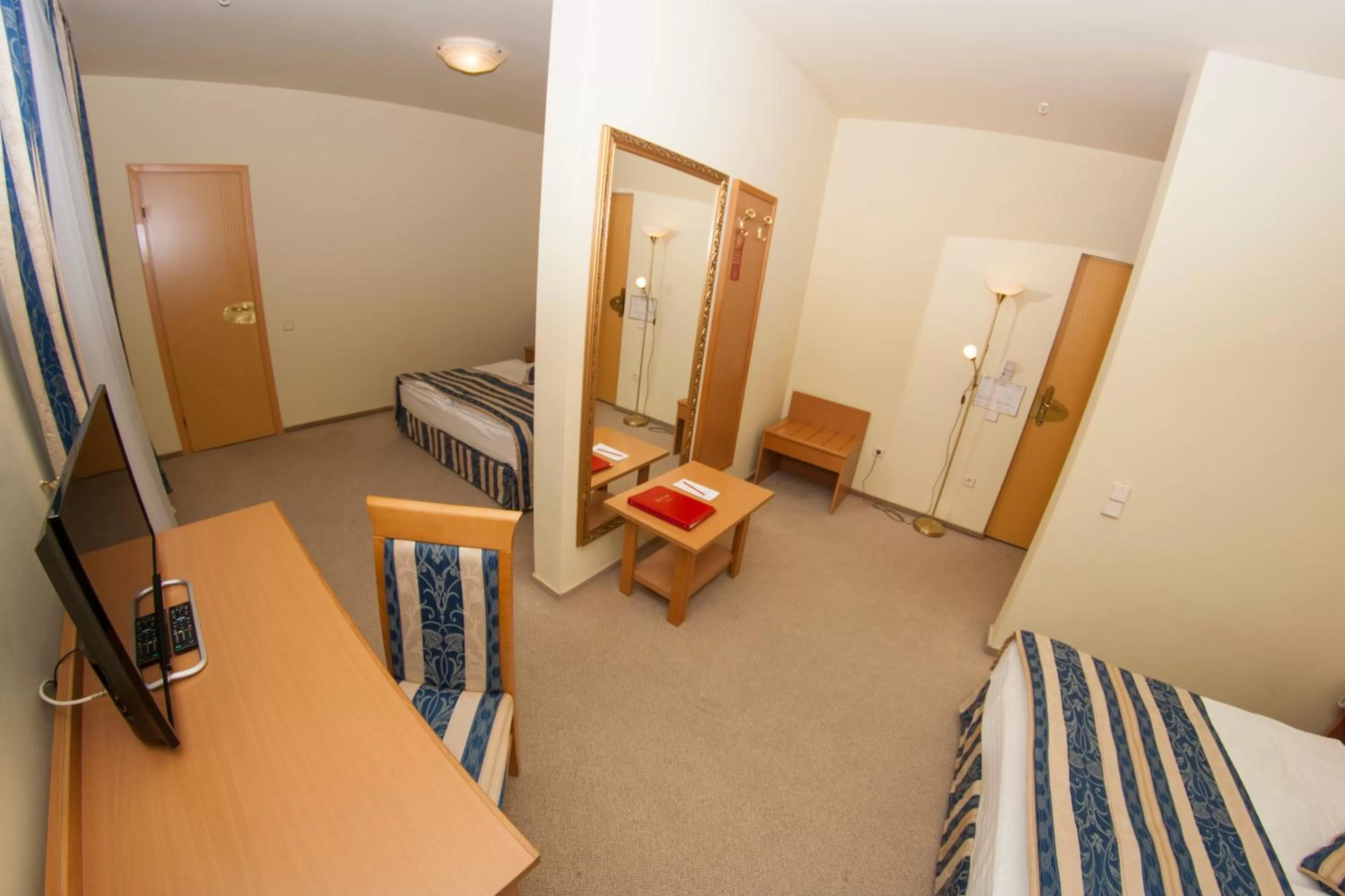 Photo of the whole room, Seating Area in Oscar