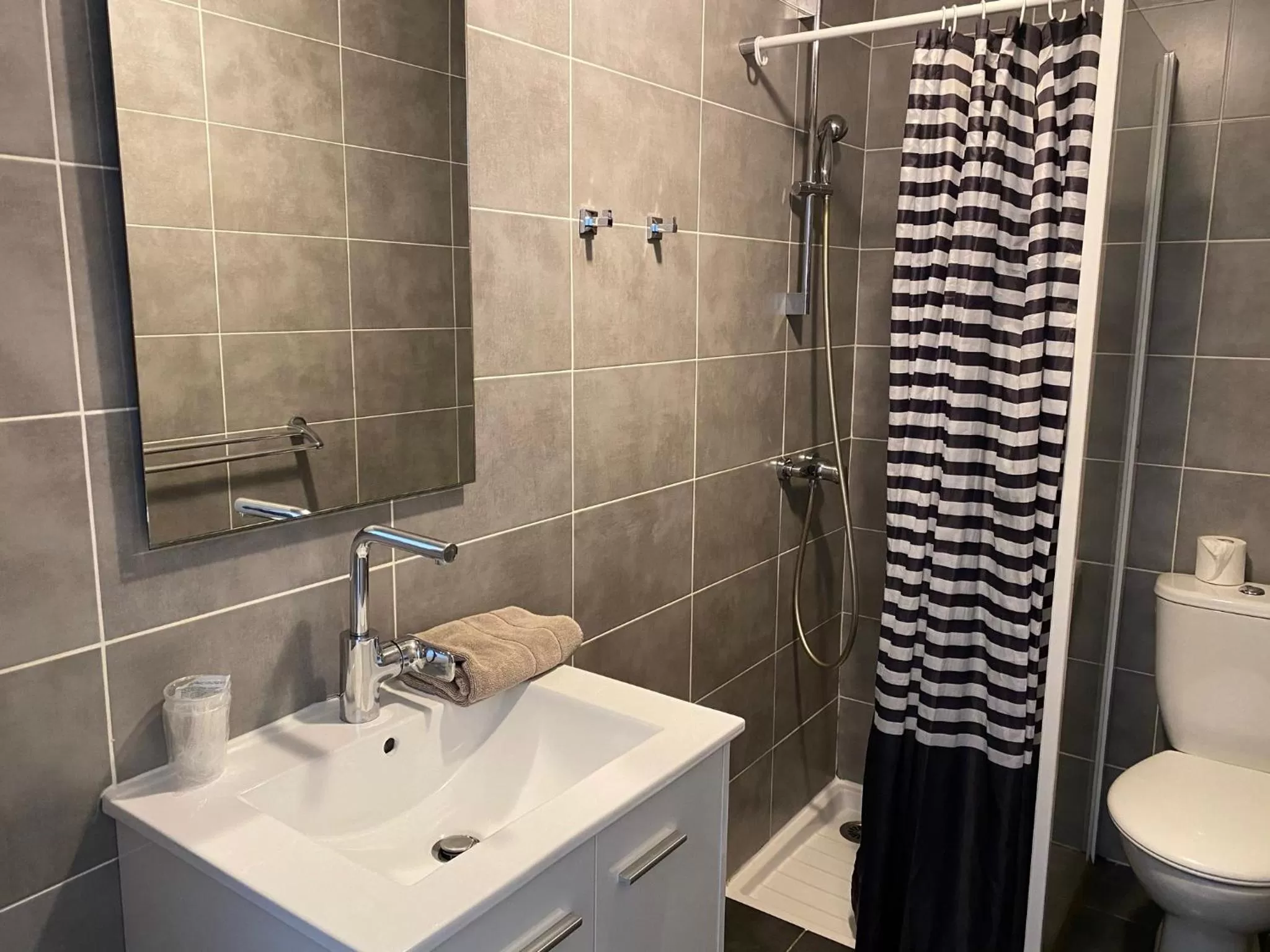 Property building in Hôtel Restaurant Le Provençal