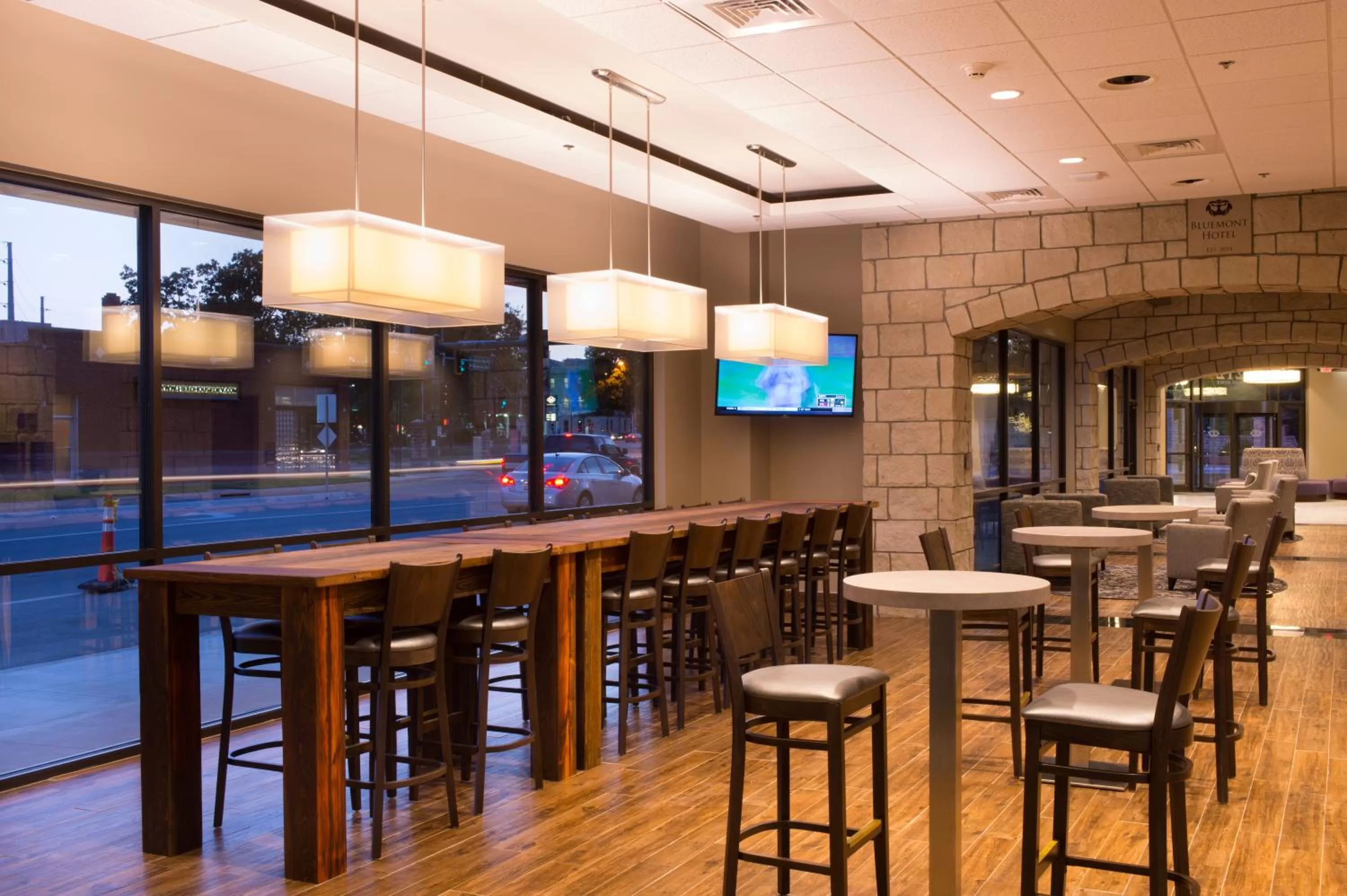 Lounge or bar in Bluemont Hotel