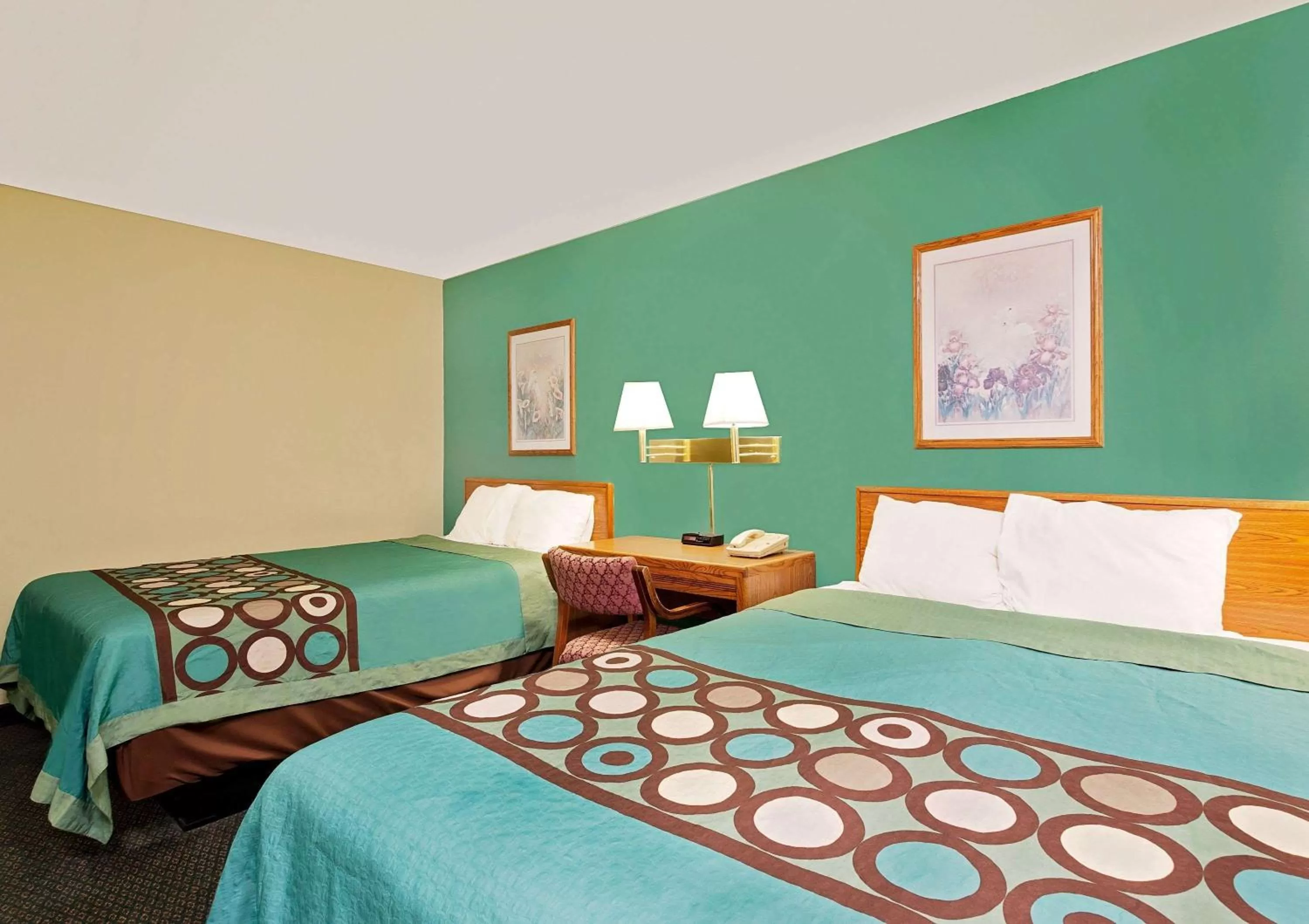 Photo of the whole room, Bed in Super 8 by Wyndham Carlisle-South