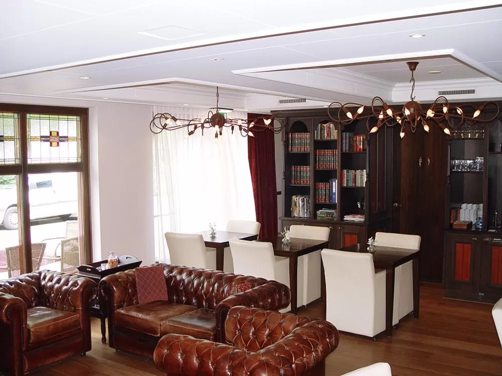 Communal lounge/ TV room in Hotel Huys van Heusden