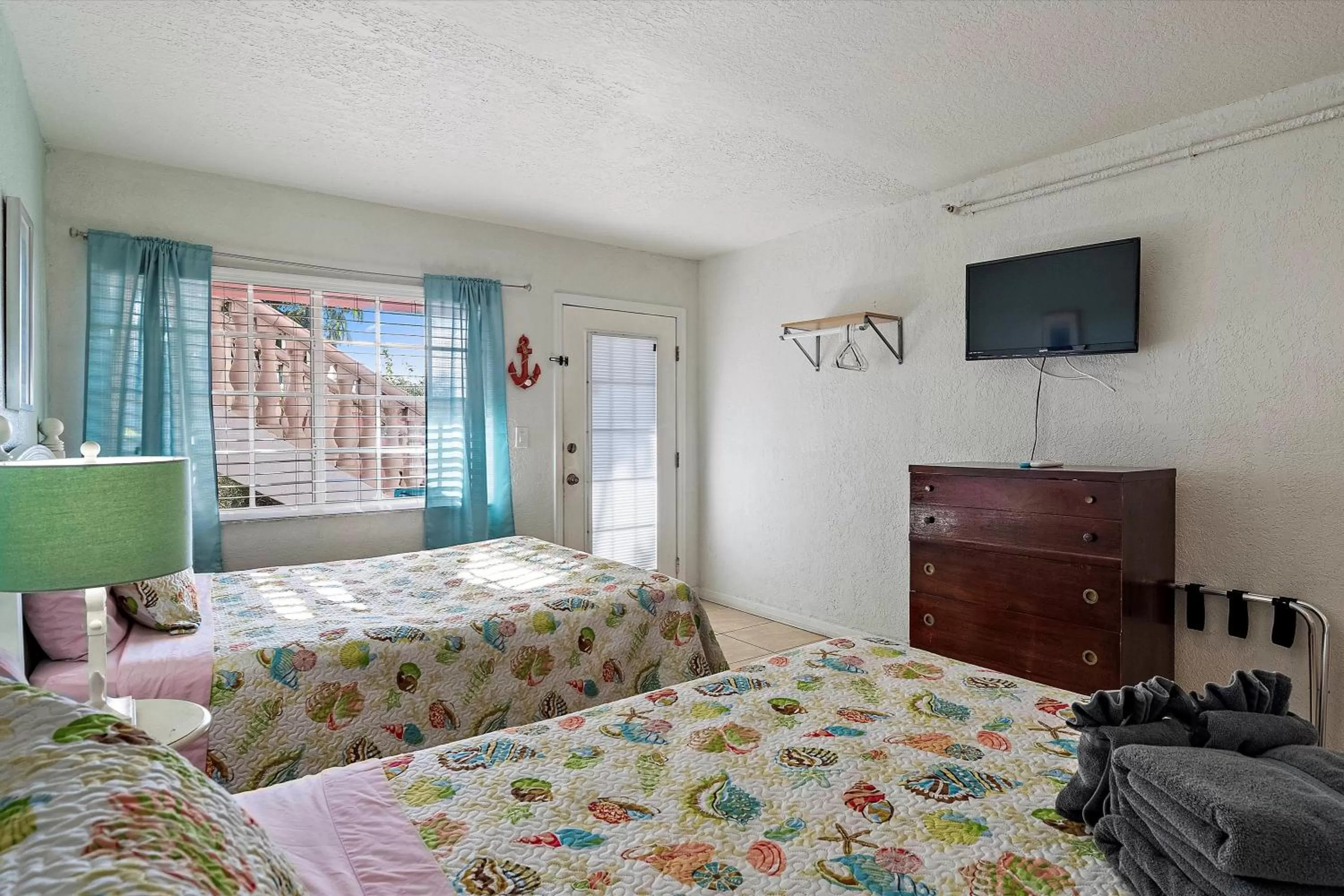 Photo of the whole room, Bed in Blind Pass Resort Motel