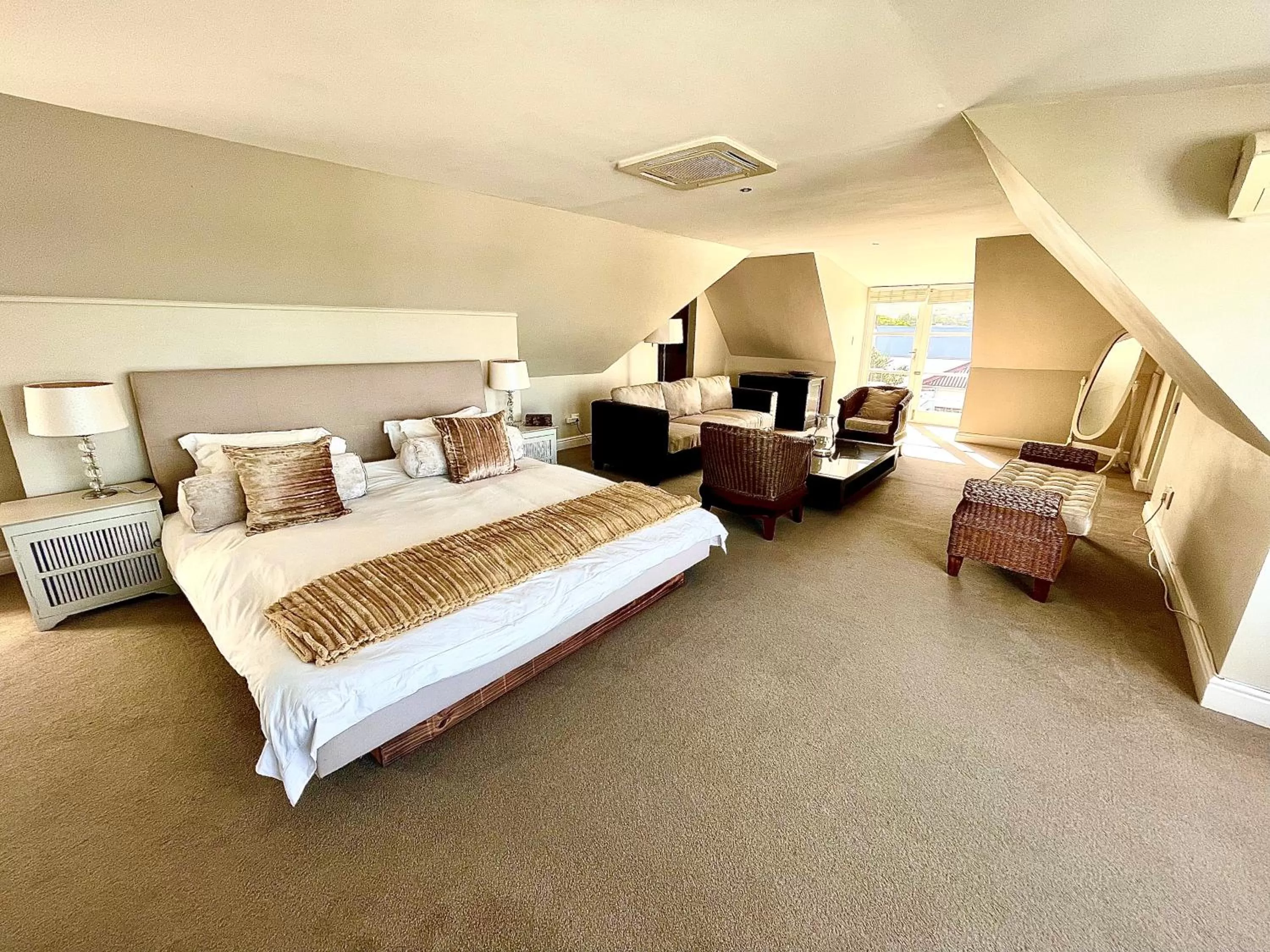 Living room, Bed in 11 WESTCLIFF RENTALS