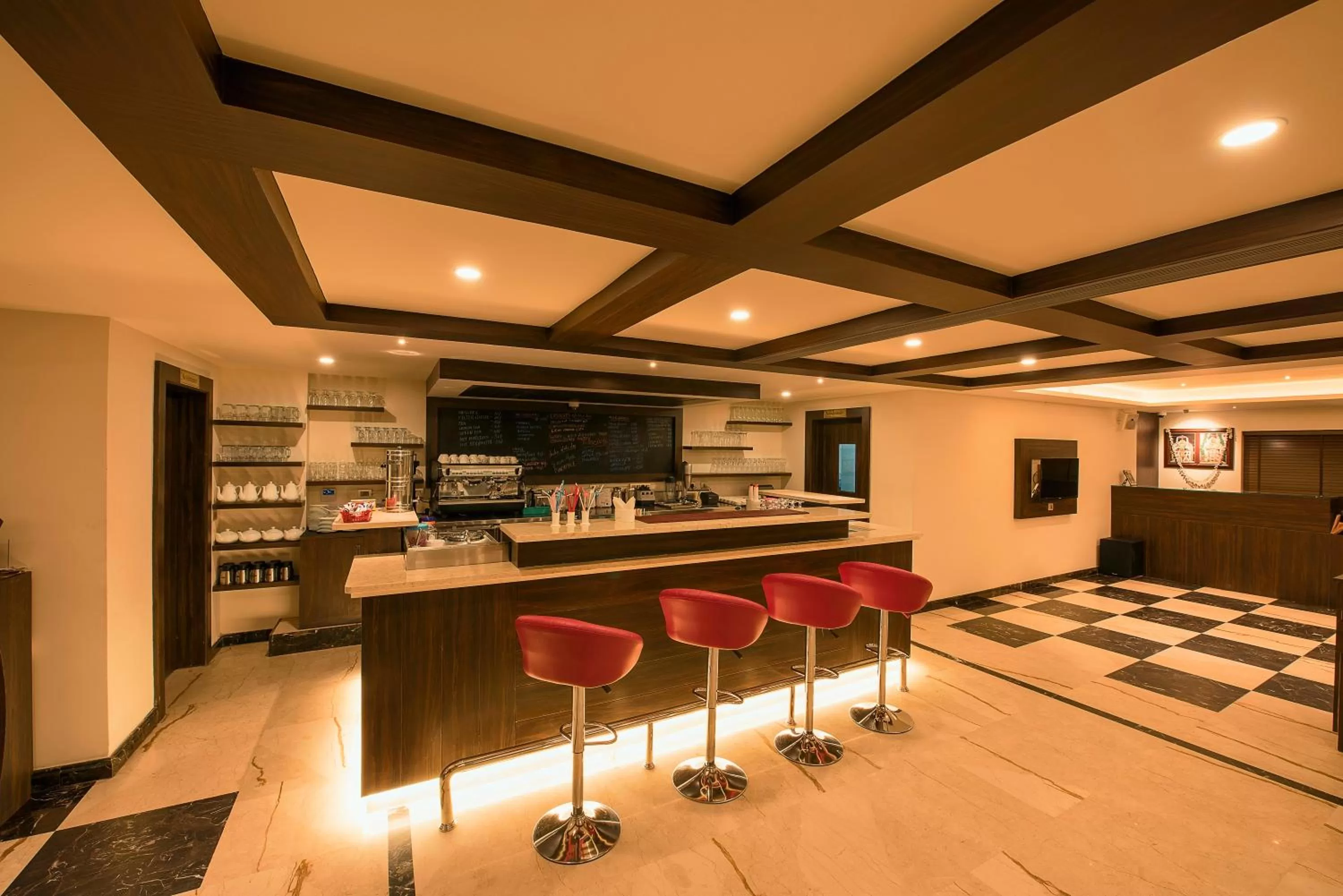 Restaurant/places to eat, Lounge/Bar in White Lotus Hotel