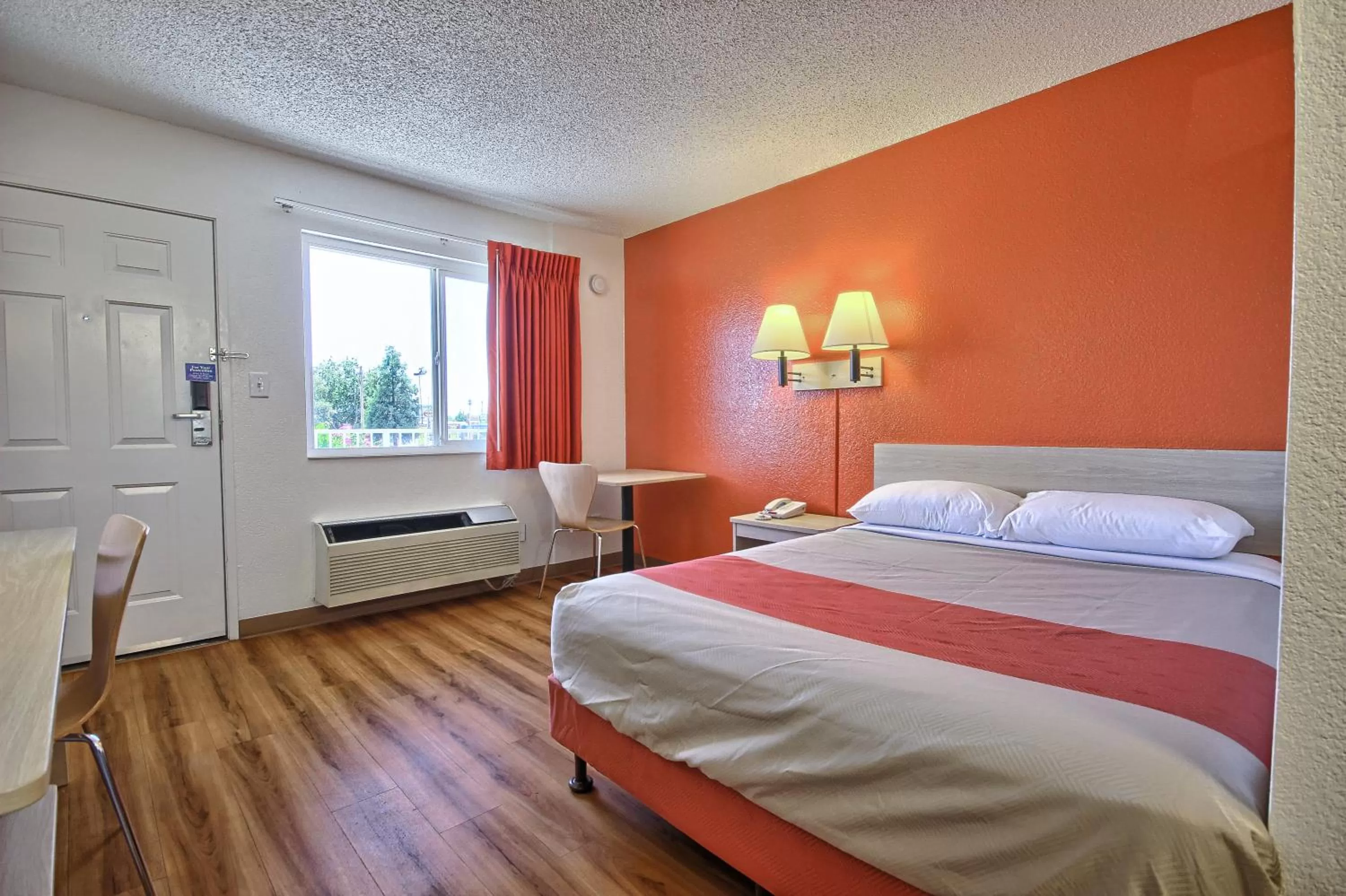 Photo of the whole room in Motel 6-Fresno, CA - Blackstone South