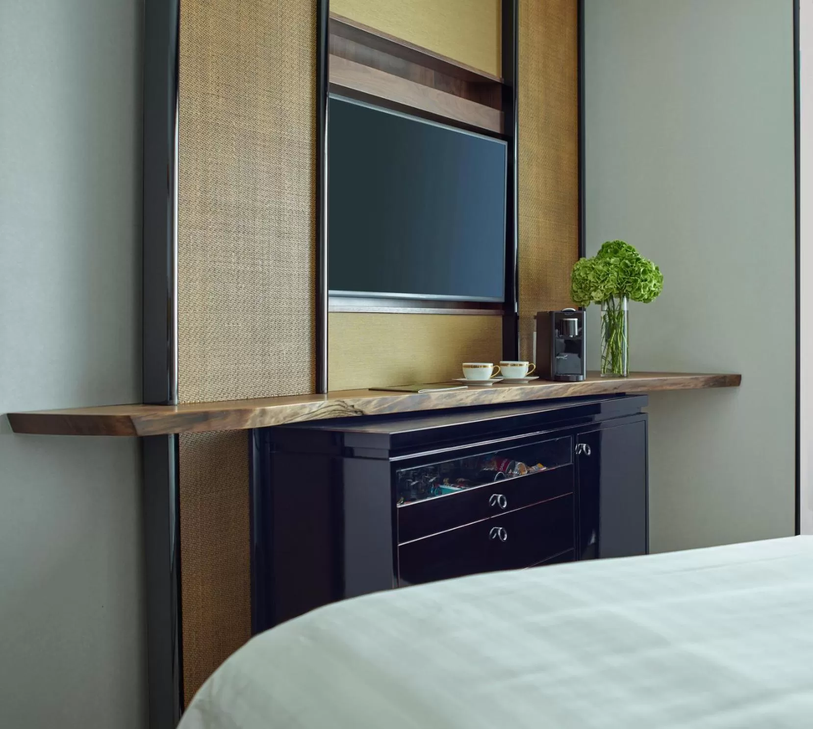 TV and multimedia, Bed in Shangri-La Singapore