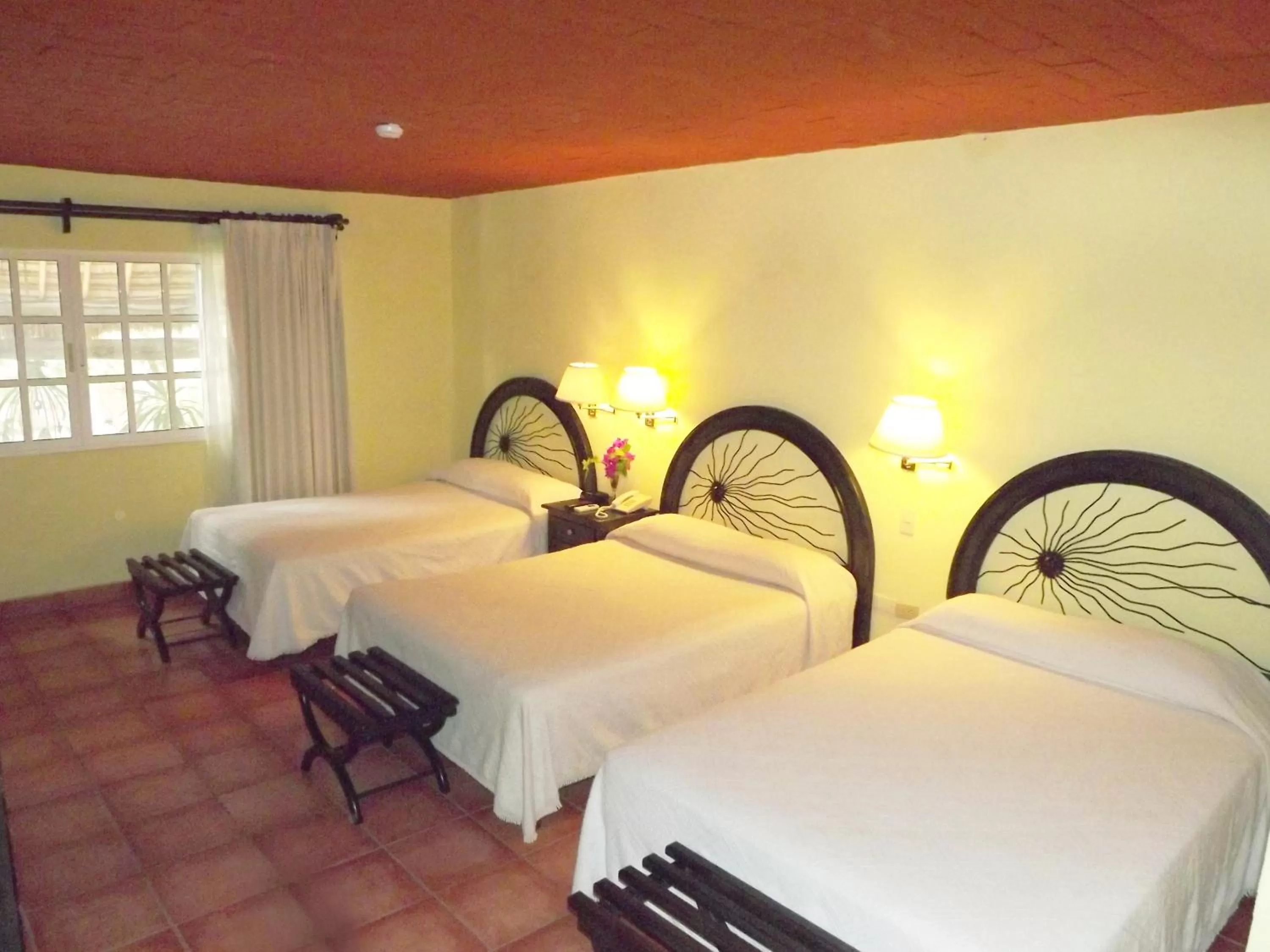 Photo of the whole room, Bed in Hotel Chichen Itza