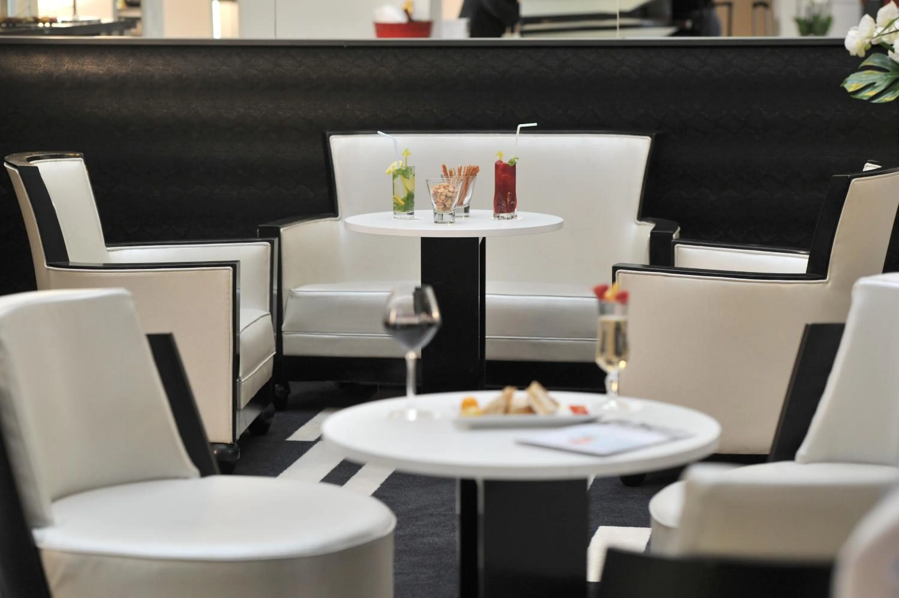 Lounge or bar in Mercure Paris Opéra Faubourg Montmartre