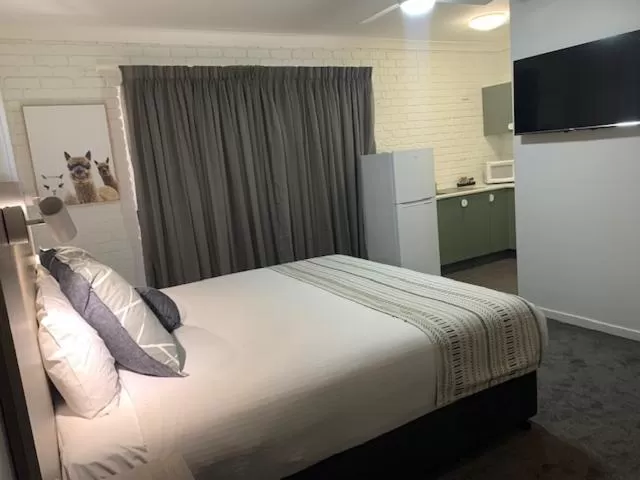 Photo of the whole room, Bed in Hamilton Henry Parkes Motor Inn