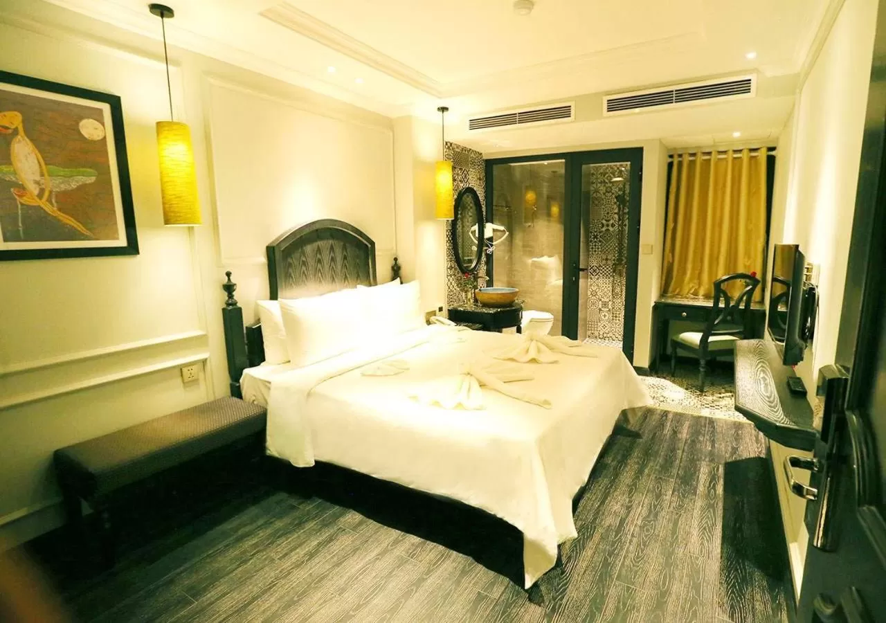 Photo of the whole room, Bed in Hanoi Emerald Waters Hotel Valley