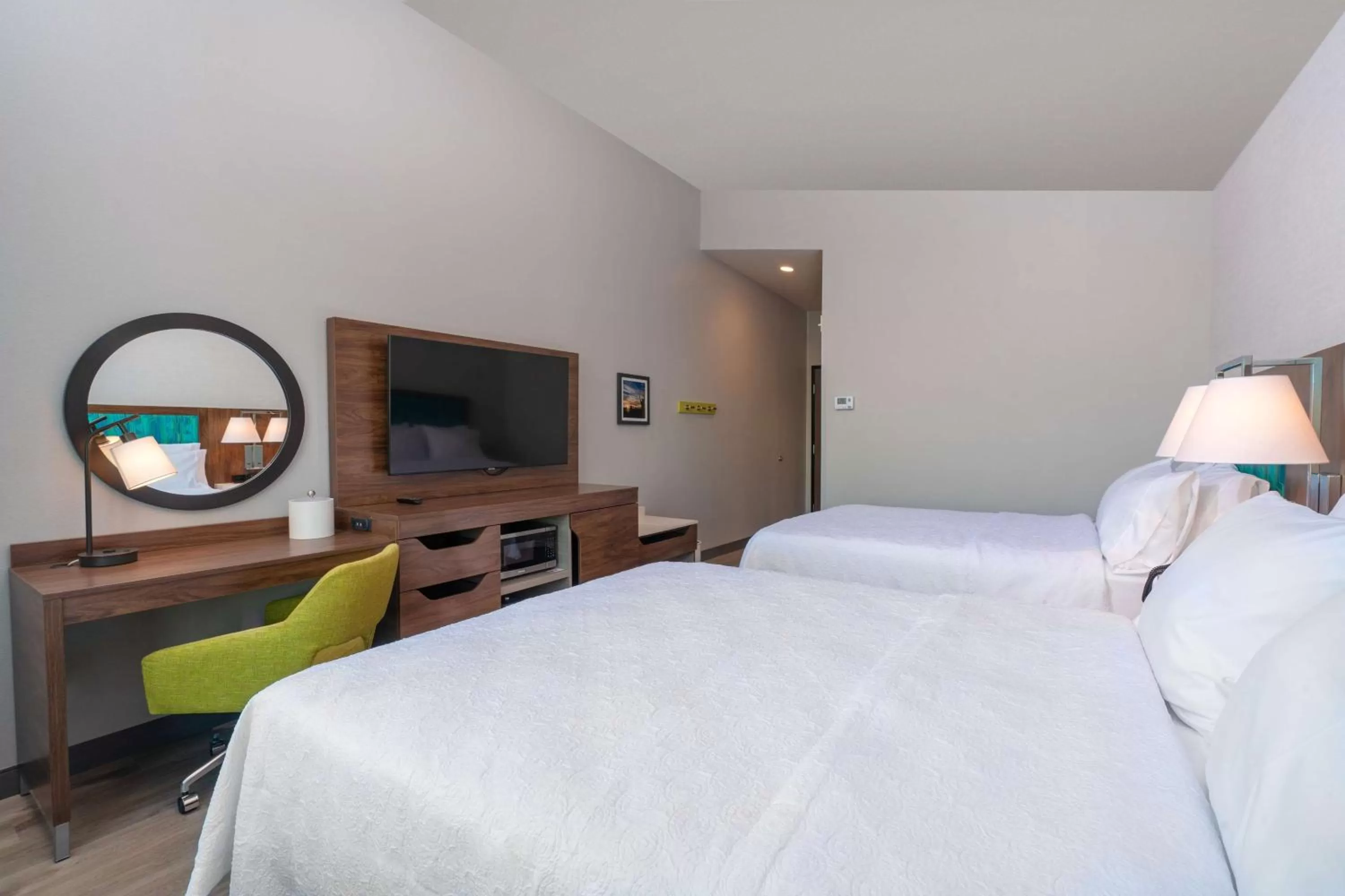 Bedroom, Bed in Hampton Inn Riverside March Air Force Base, Ca