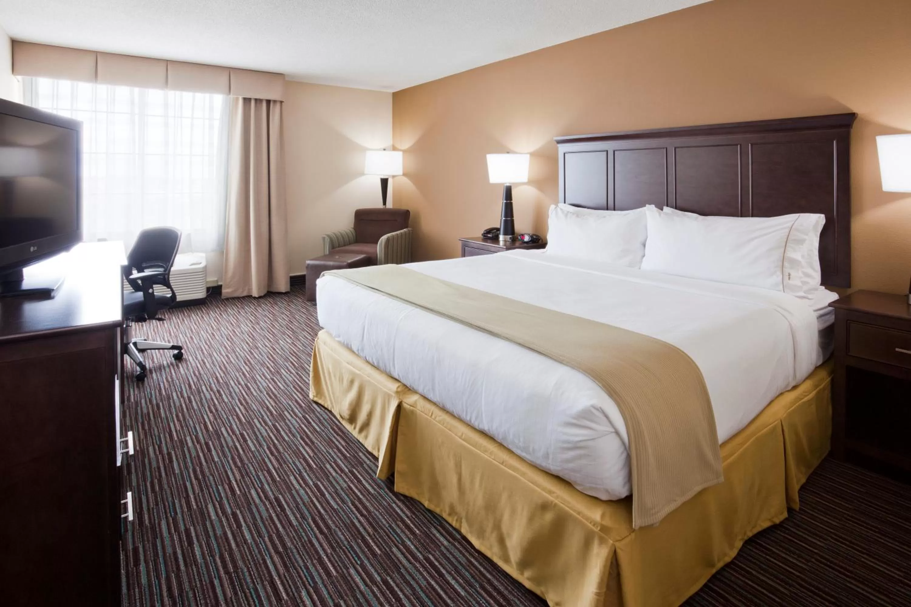 Photo of the whole room, Bed in Holiday Inn Express & Suites Willmar by IHG