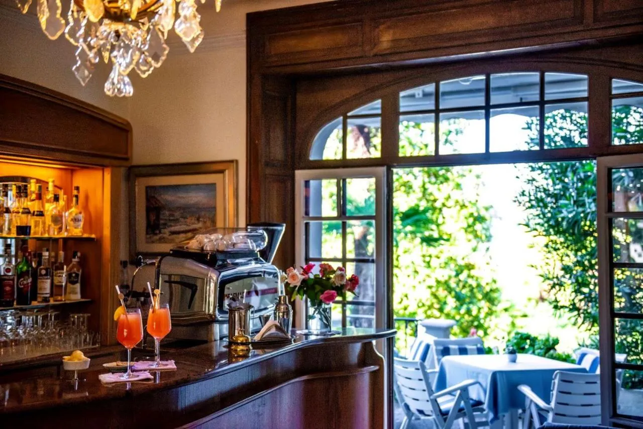 Restaurant/places to eat in Hotel Royal