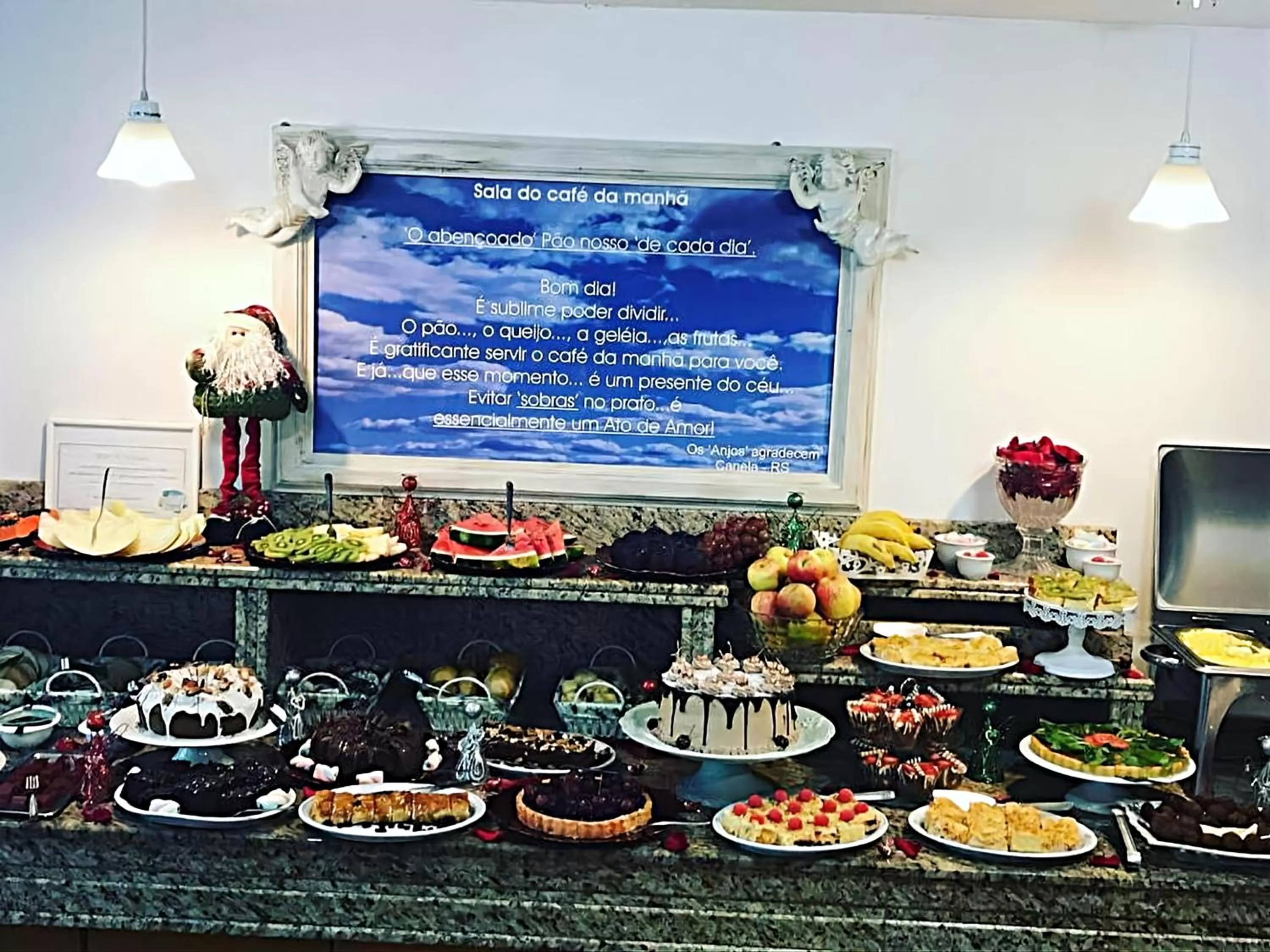 Buffet breakfast in Pousada dos Anjos