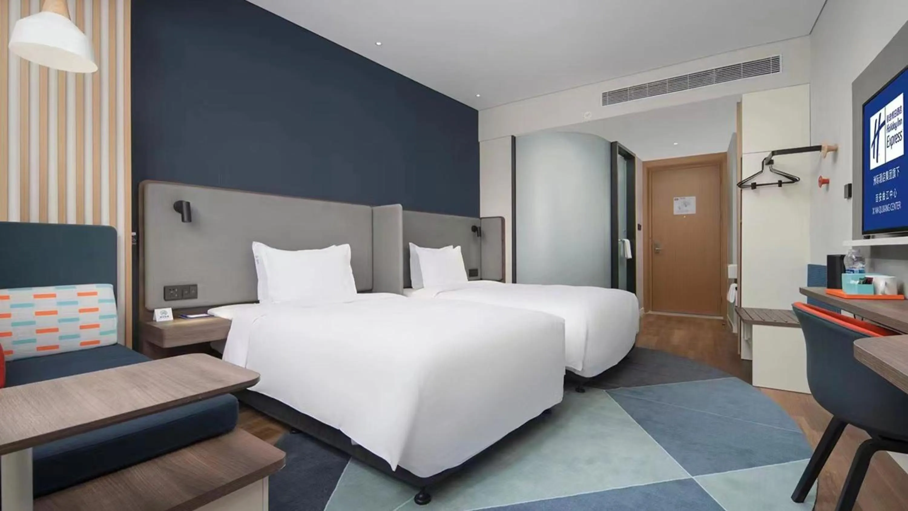 Photo of the whole room, Bed in Holiday Inn Express Xi'an Qujiang Center by IHG